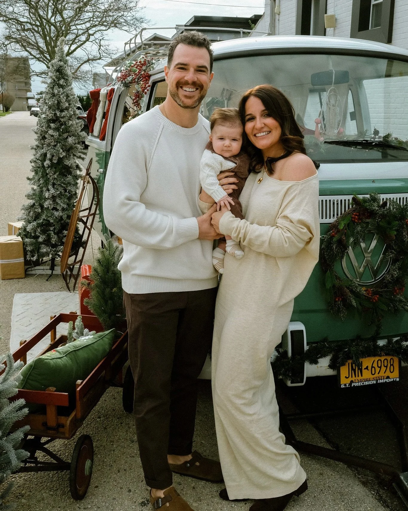 ✨Full circle moments like this never get old. We&rsquo;ve known @meggletinz since she was a wee little babe, and now here she is making holiday memories with her family with our photo bus.✨And this is why we LOVE what we do. Community, connection, an