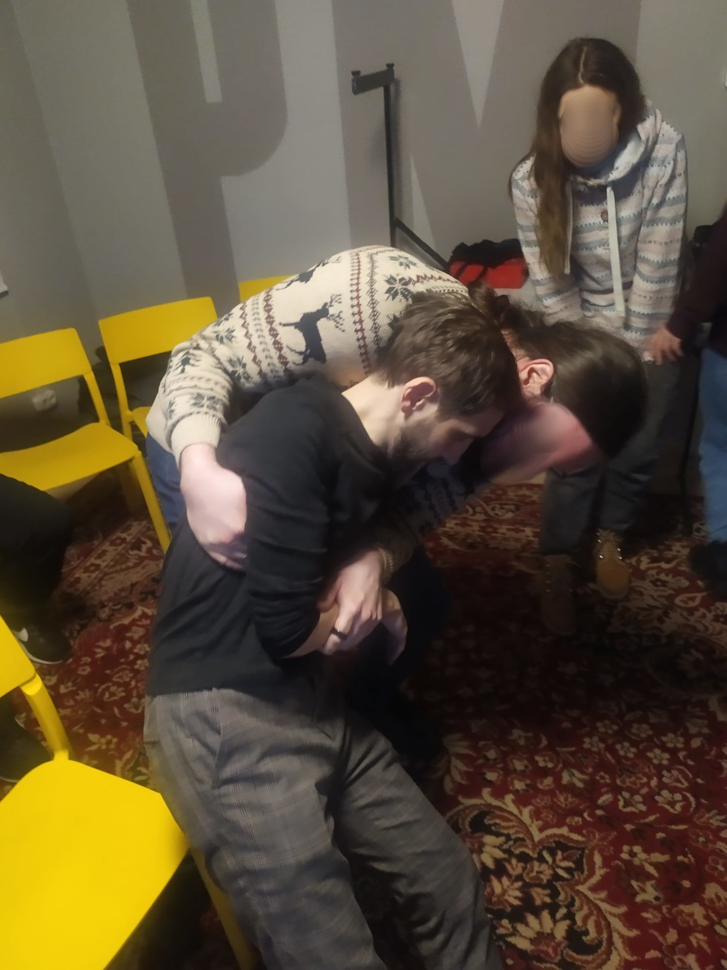 Ostatnio w naszym domku wydarzyło się naprawdę coś ważnego!

Klubowa koleżanka Dw&oacute;ch Lewych Rąk poprowadziła dla kilkunastu os&oacute;b dwugodzinny kurs pierwszej pomocy, kt&oacute;ry był solidną dawką wiedzy oraz intensywną praktyką. 

W trak