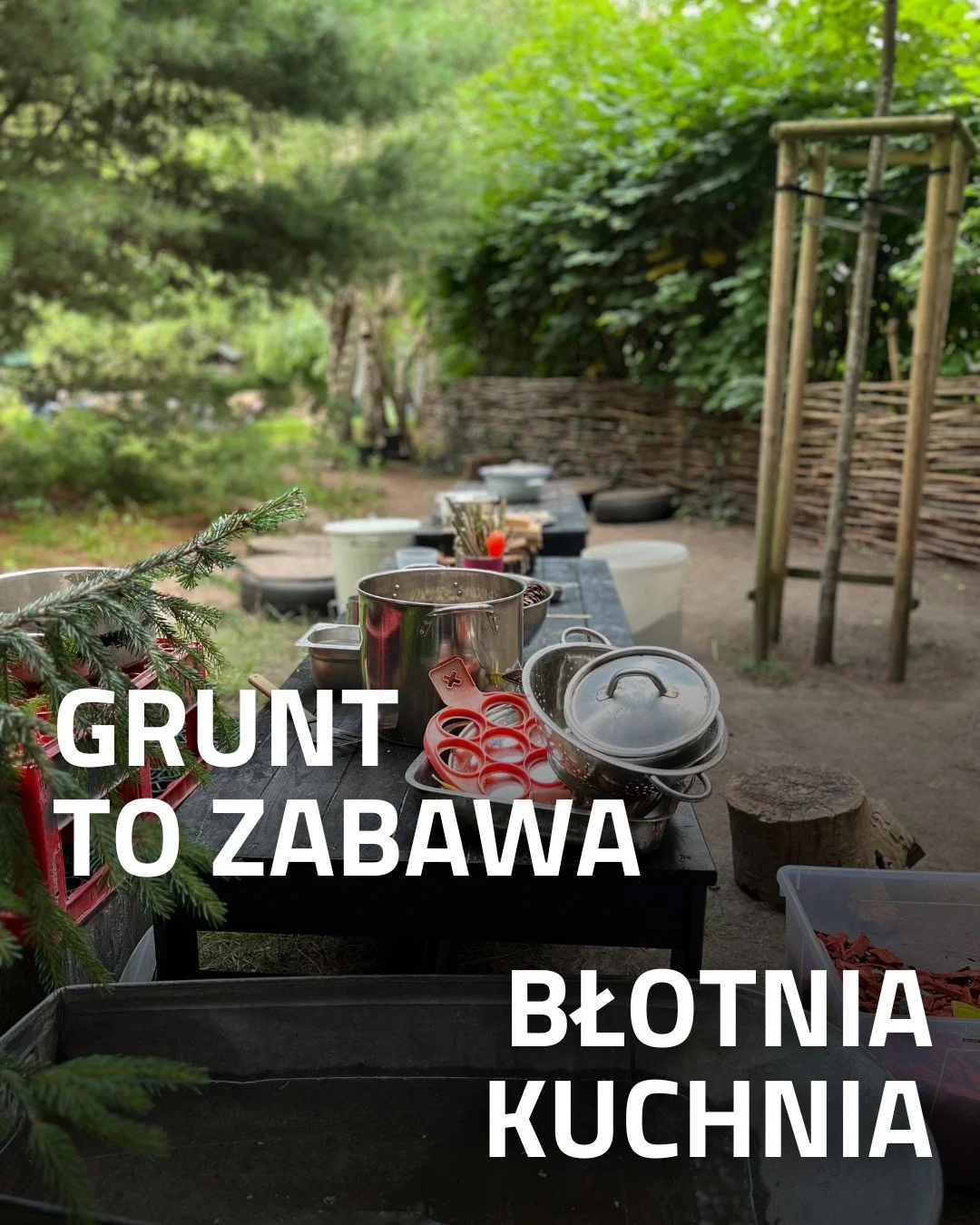 Urządziliśmy nasz dziecięcy zakątek w ogrodzie na nowo. Nowe stoły, nowe skarby, naczynia, materiały do przyrządzania dziecięcych potraw. 🧑&zwj;🍳

Rodzice, w każdej chwili możecie odwiedzić ze swoimi pociechami nasz ogrodowy zakątek "Grunt to 