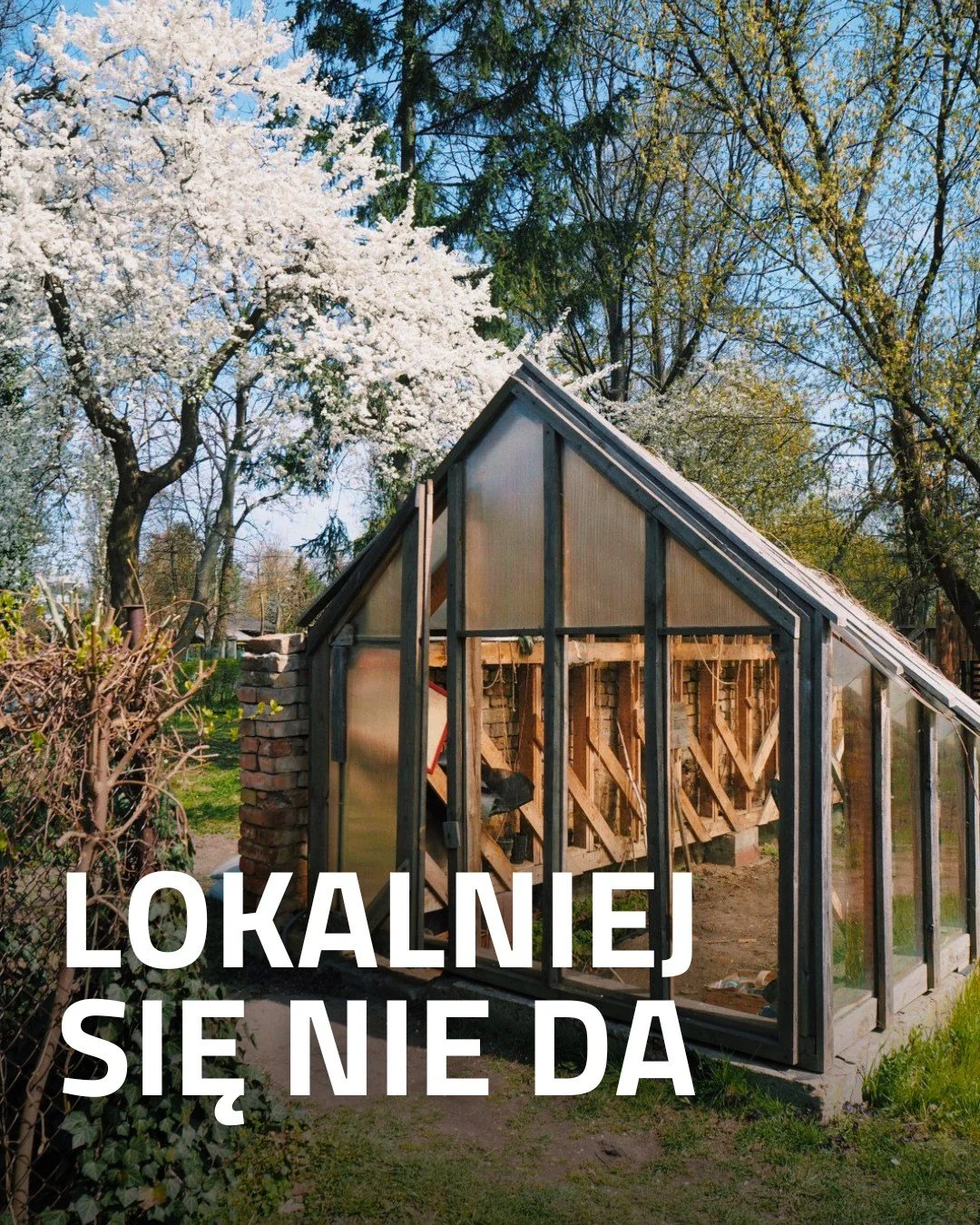 Opiekujemy się tym domkiem, bo naprawdę to lubimy. To wyjątkowe miejsce w Warszawie. Zależy nam, żeby on i jego ogr&oacute;d były dostępne dla wszystkich, dlatego każdego dnia wkładamy w to swoją pracę. Myślimy o tym miejscu jak o oddolnie tworzonym,