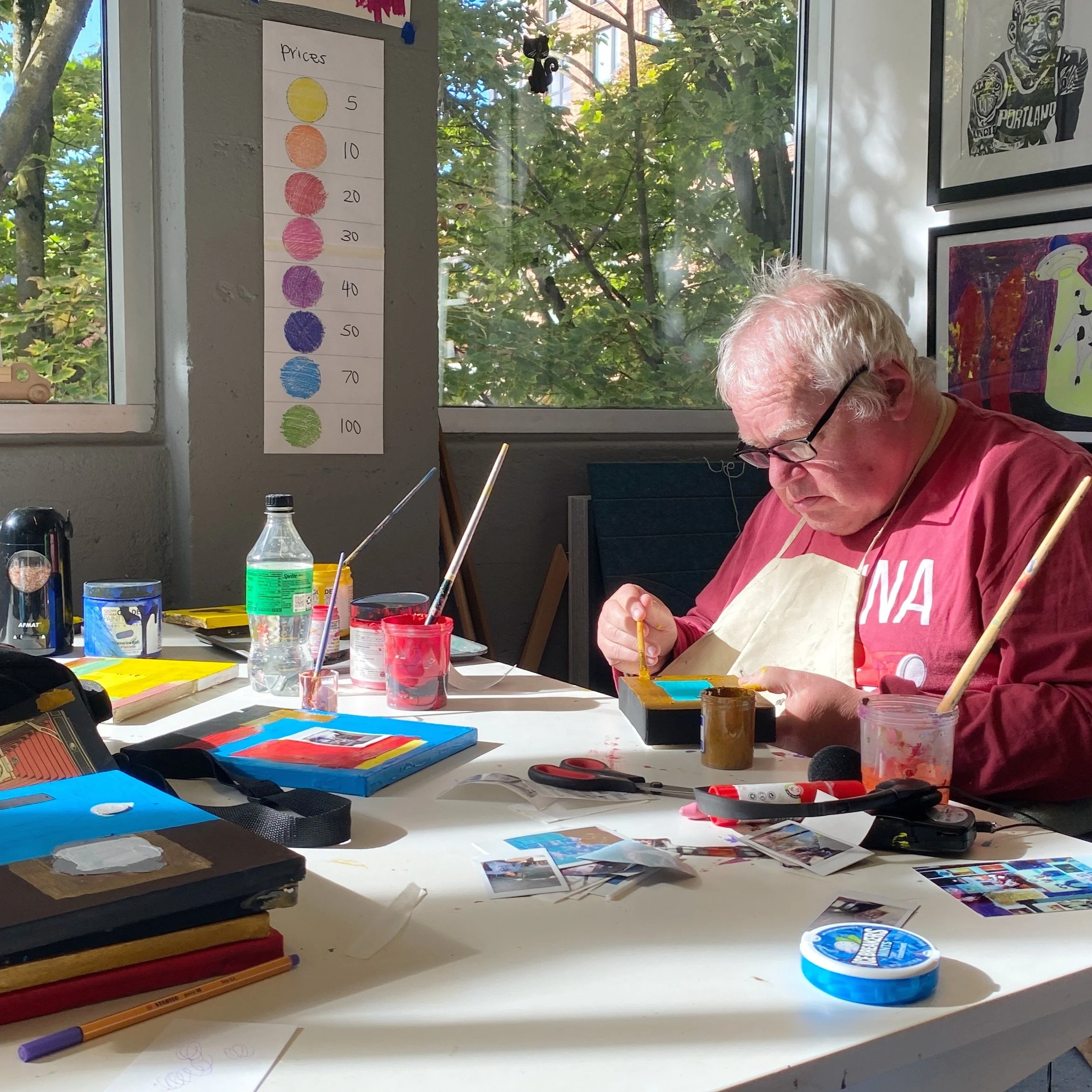 Doug at work in the studio. Soaking up some fall sunshine before the rain hits! ☀️🍂