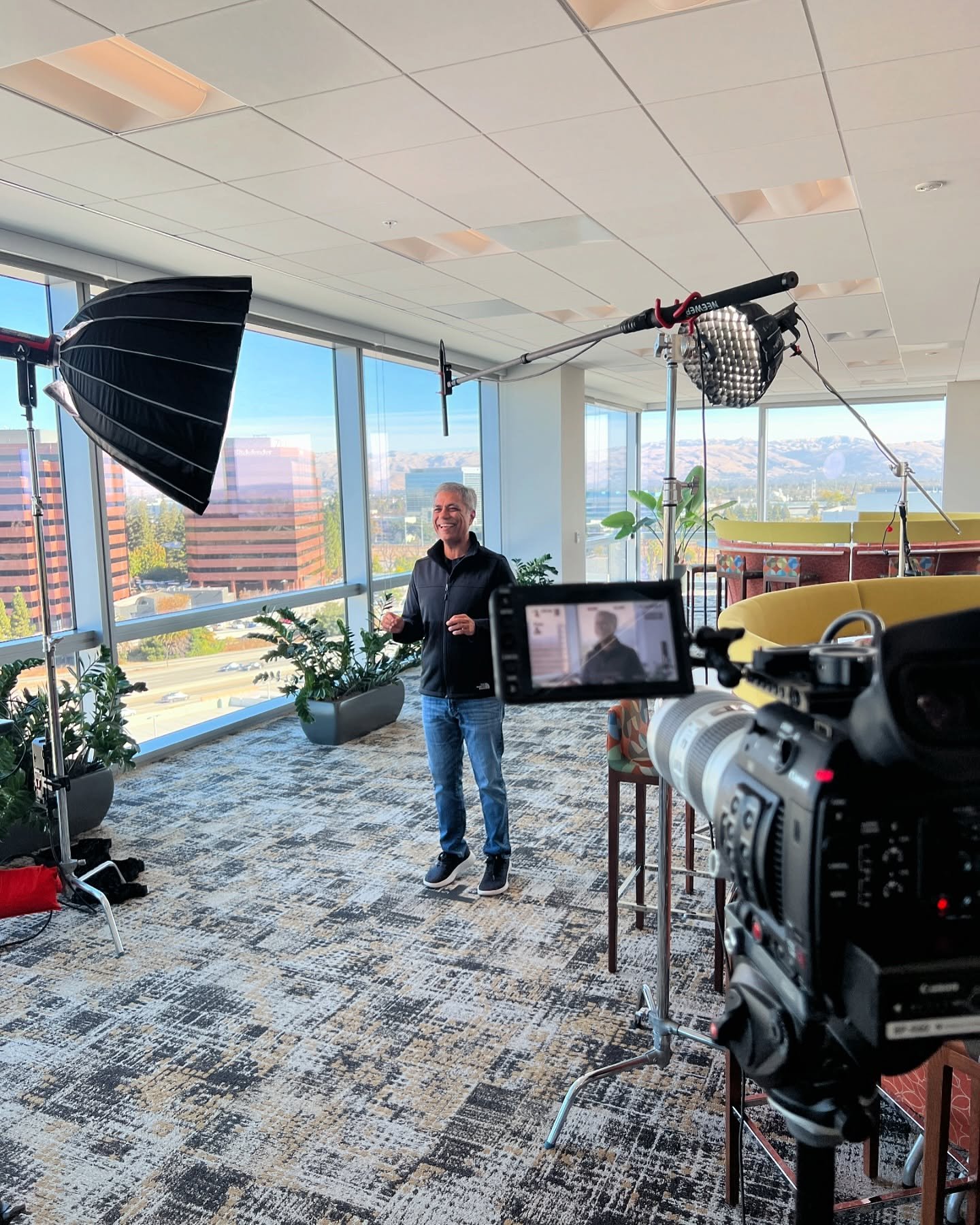 Quick setup for the CEO right down the road at DataStax 

#setlife #datastax #videoproduction #videography #canon #rode #aputure #smallhd #smallrig #lighting #cameraporn #santaclara #ai #tech