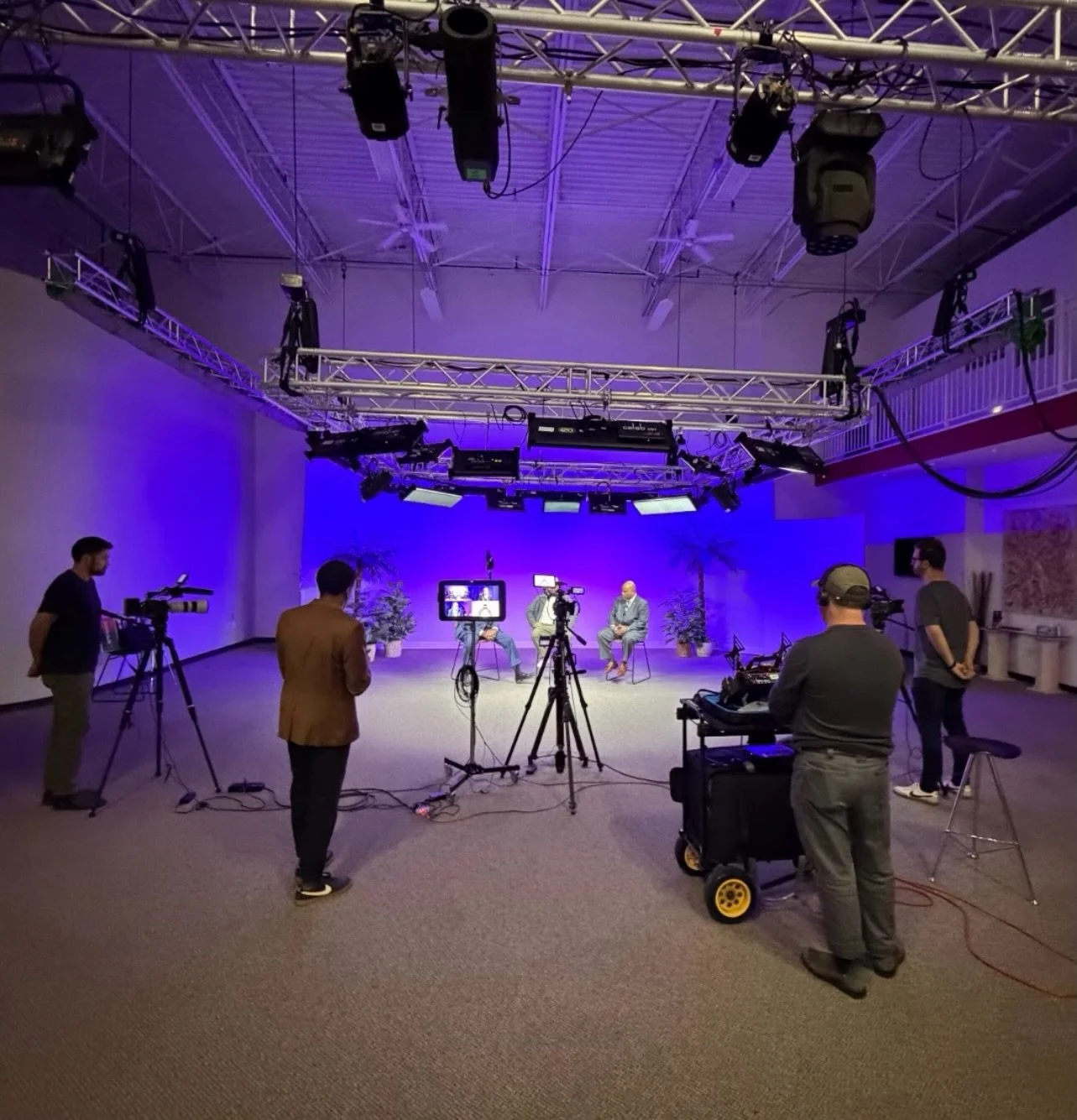 Post Super Bowl LX roundtable with @espn @andscape @shotbythebureau @chino_svizzero @shhh_garrettislistening 

#setlife #superbowllx #videoproduction #videography #filmshoot @sonycine @sonyprofilmmaking @smallrig.global @atomos.global @sachtlersystem