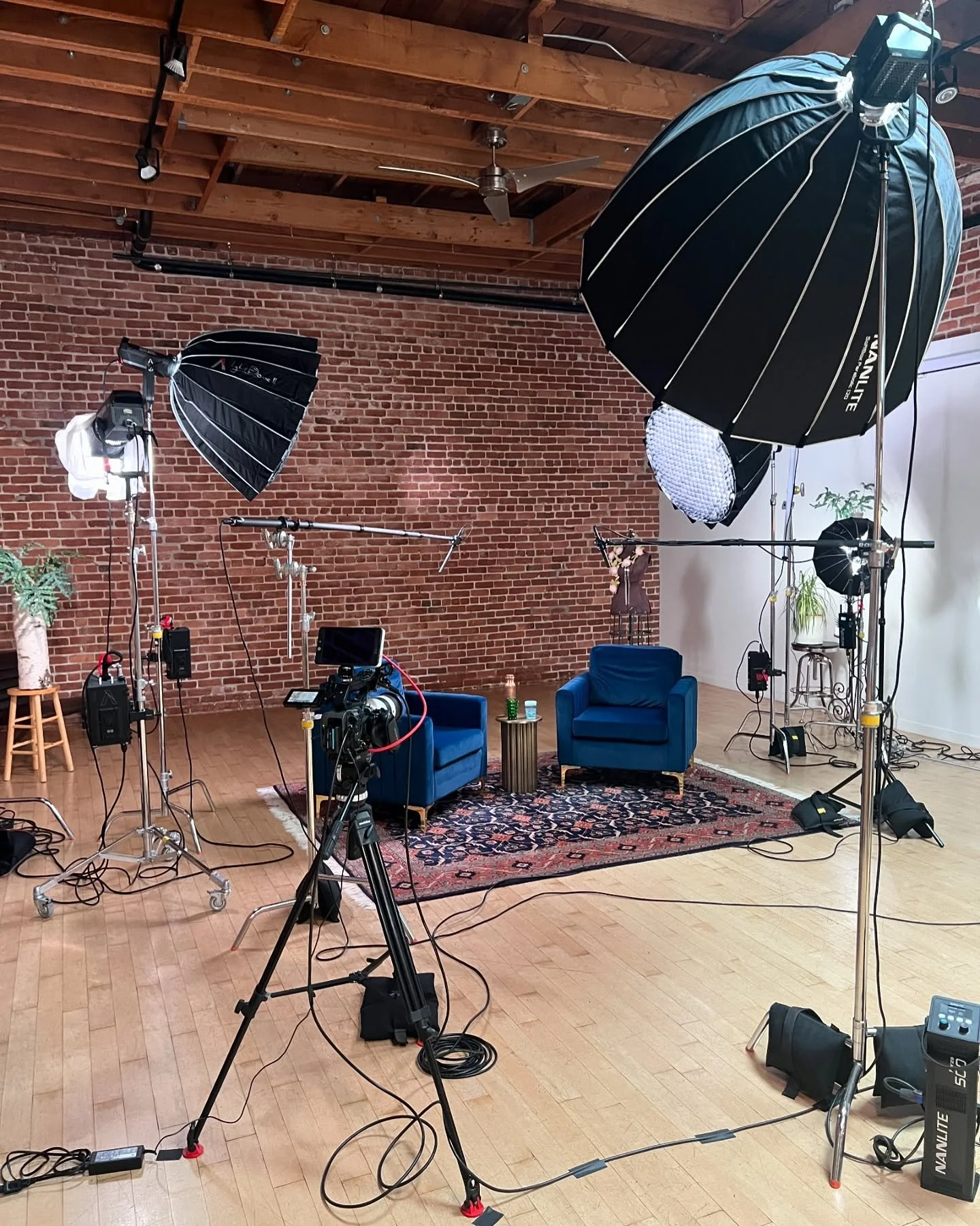 Awesome vibes on set in SF with @djsatva and @shotbythebureau 🎥 

#setlife #videoproduction #videography #filmmaking #lighting #cinematography #sony #sonyfx6 #aputure #dji #sachtler #smallhd #smallrig #r&oslash;de @aputure.lighting @sony @sonycine @