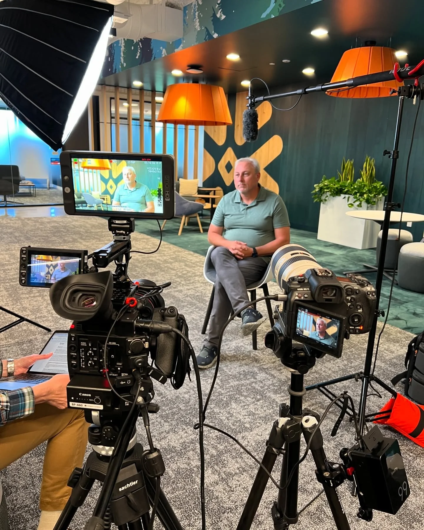 Couple clean interview setups at @_snowflake_inc HQ in Dublin! 🎥

#setlife #videography #videoproduction #filmproduction #canon #canonc200 #canonr5c #sachtlersystems #smallhd #aputure #smallrig #rode @canonusa @smallhd @sachtlersystems @aputure.ligh