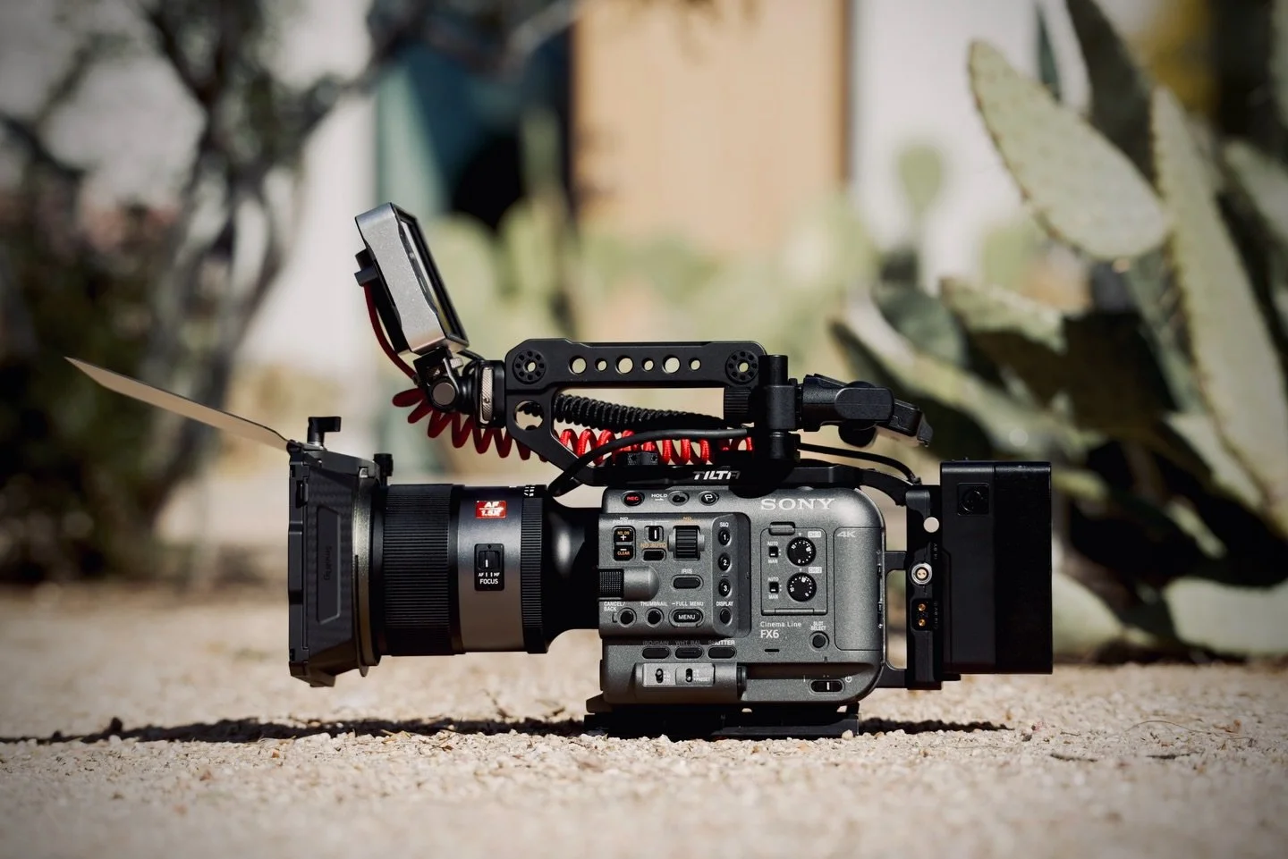 🌵First look: @blazarlens.official Talon 50mm t2.1 1.5x Anamorphic AF lens. Very impressed thus far!

@sonycine @sonyprofilmmaking @smallhd @kondorblue @smallrig.global @tiltamax #blazar #sonyfx6 #talon #anamorphic #absolutecinema
