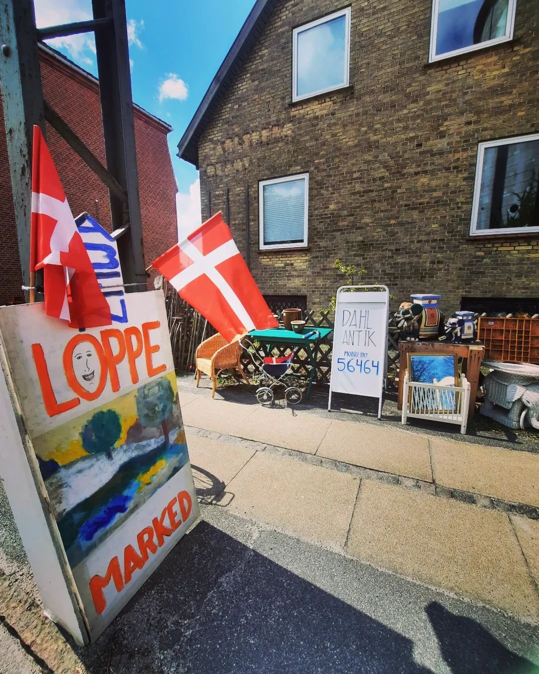 'Loppe' seasons is upon us.

When the days get lighter, the skies bluer, the temperatures (kind of) get warmer and locals start putting their used goods on the street for you to buy or take take 'gratis' (free) at mini loppemarked.  Like the one we o