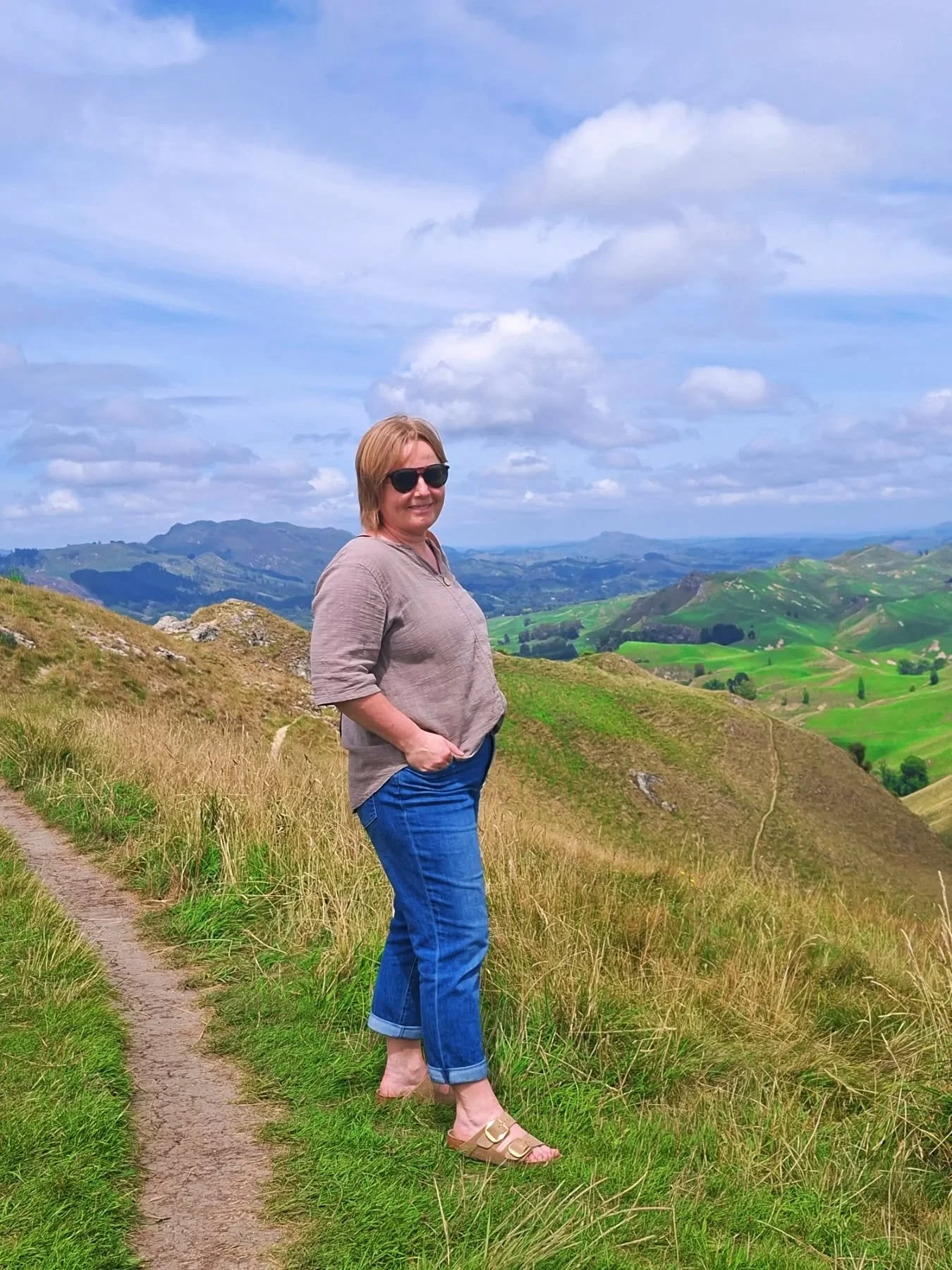 Kia ora from downunder 🇳🇿 where mozzies bite and skin burns.

Favourite quotes from Miss 10 (a Dan-iwi) thus far on this trip to her mothers homeland:

🇳🇿'Wow. Listen Mum. They sound realllllllly Kiwi' (2 Kiwi as workmen chinwagging. Yeah nah mat