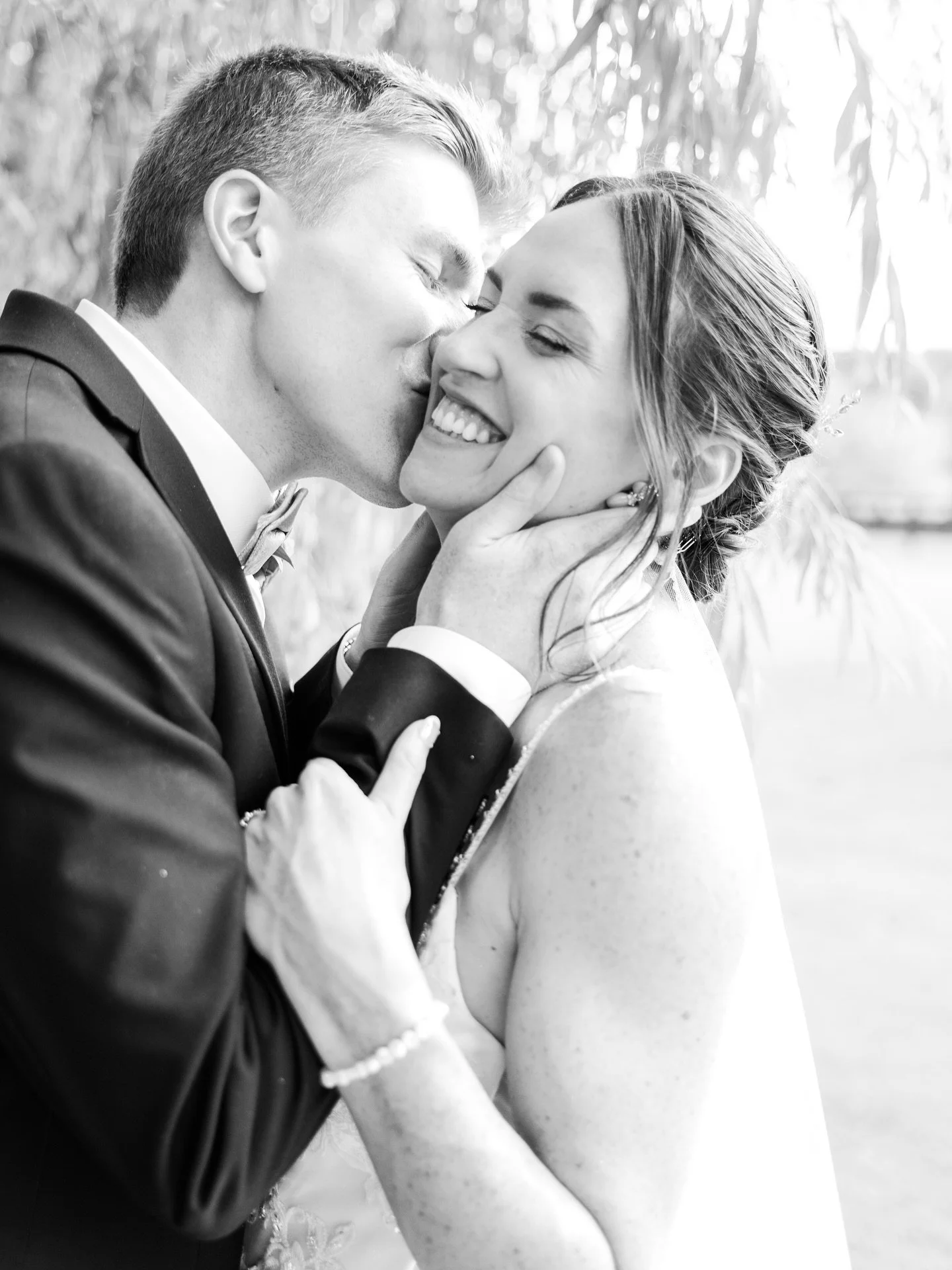 Happy (belated) 1 month anniversary to these amazing two! 
@karenbatch19 your wedding was a dream!!! 

Fun fact all these photos were taken within 3 minute without moving from the our spot! And I love that we can get so so much versatility on your we