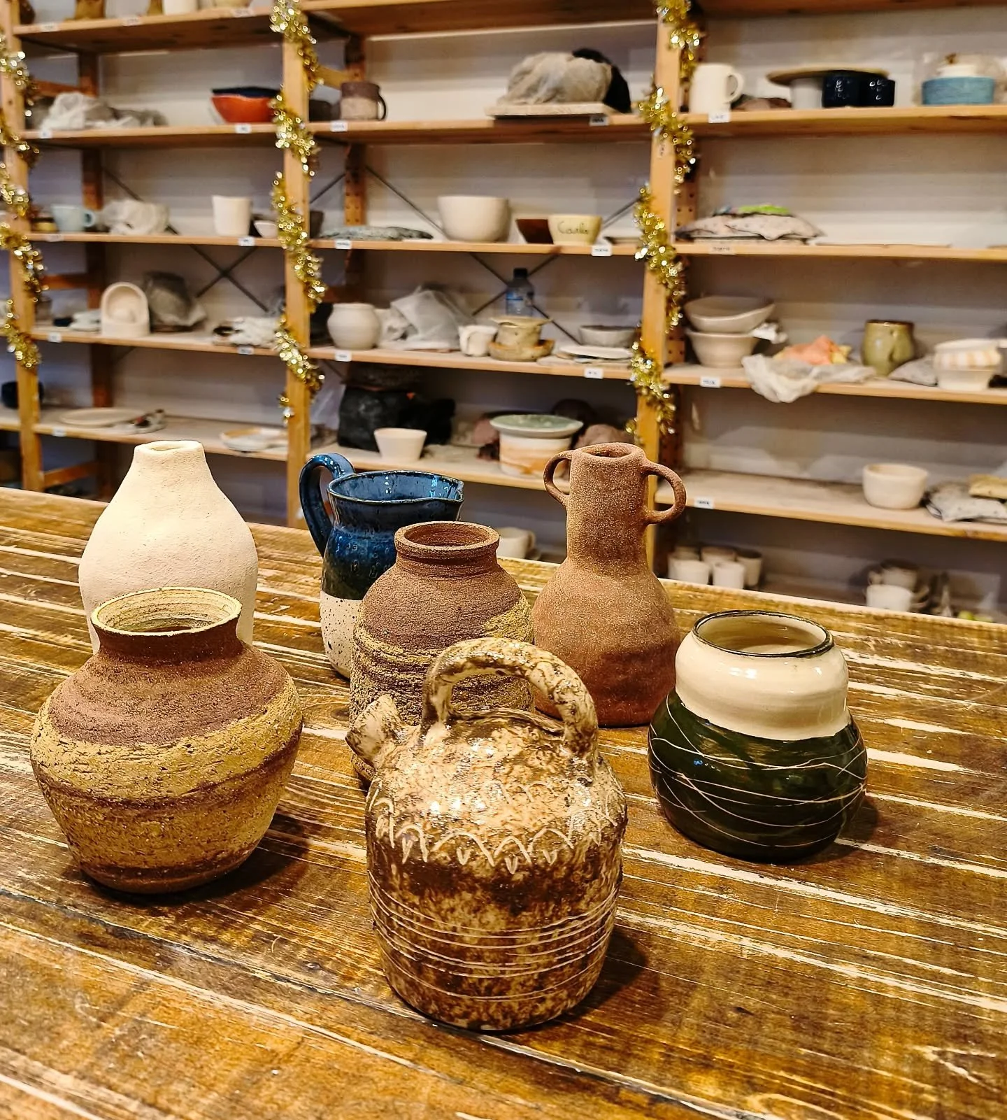 Algunos jarroncitos de los &uacute;ltimos d&iacute;as✨

#vase #jarr&oacute;n #pottery #ceramics #art