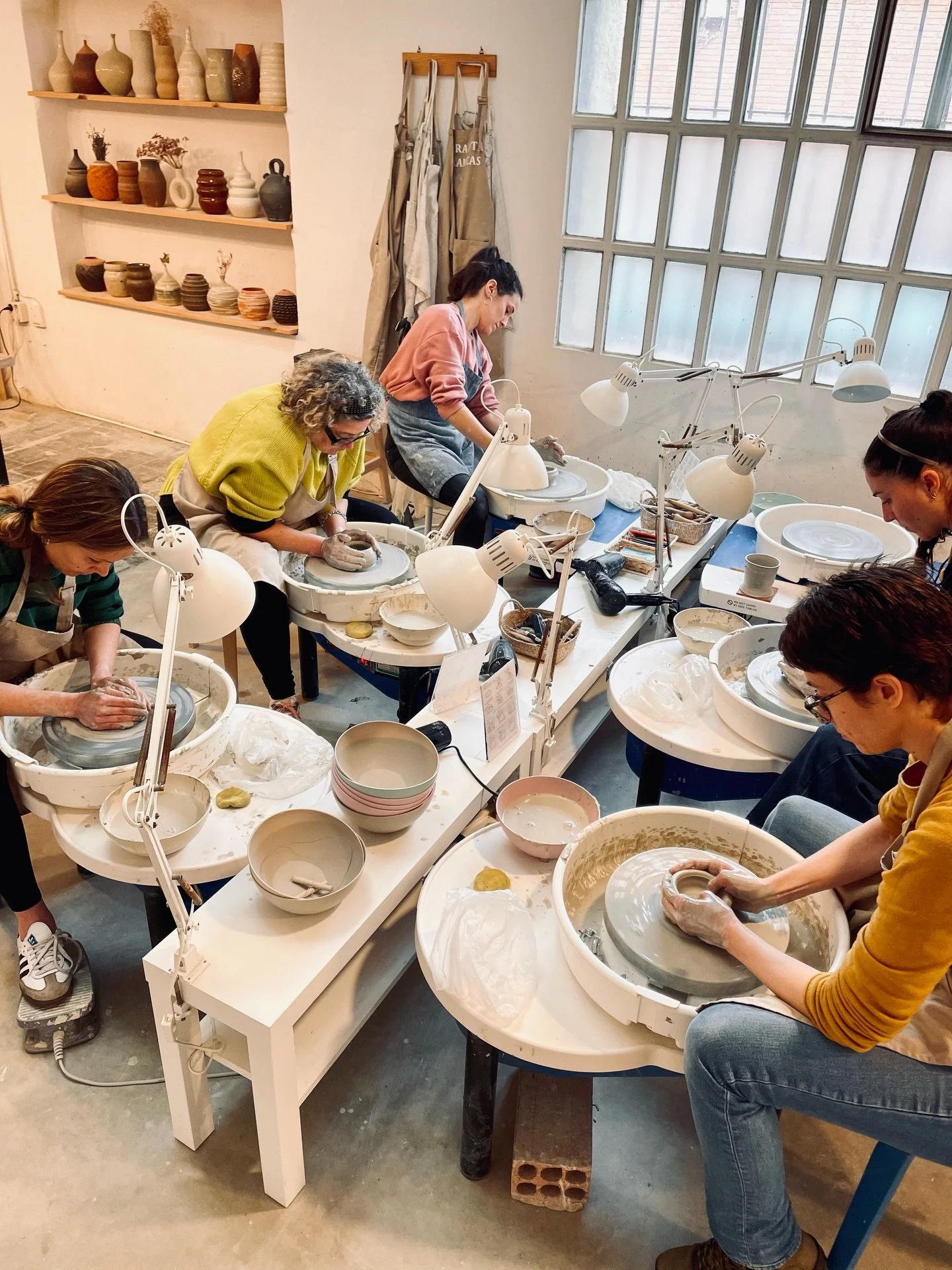 Iniciaci&oacute;n al torno 🤲🏻

El objetivo del taller es que los alumnos comprendan el funcionamiento del torno y sean capaces de realizar piezas sencillas. Adem&aacute;s, se fomenta la creatividad, la paciencia y la atenci&oacute;n al detalle, cua