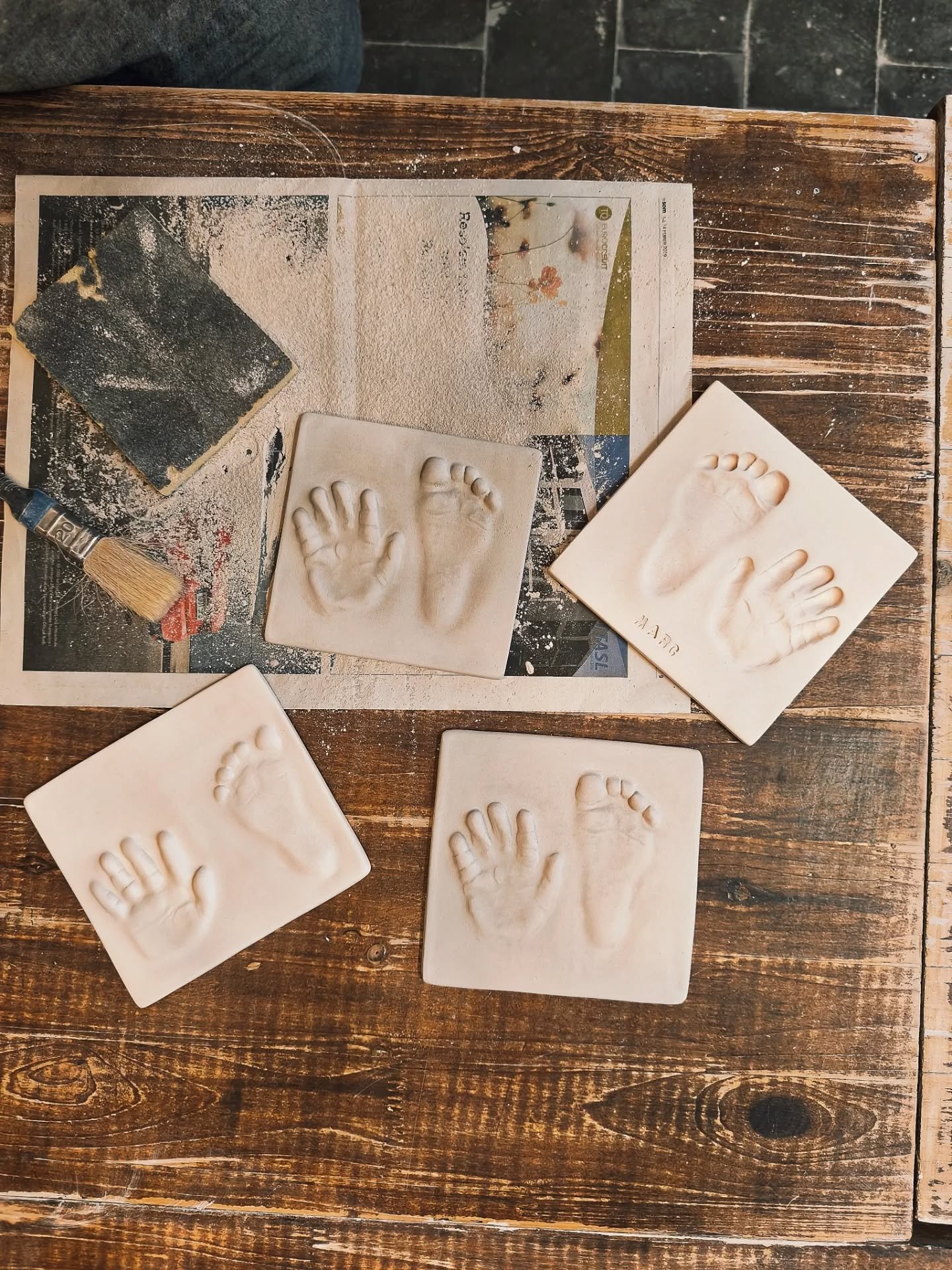 Nos encanta inmortalizar recuerdos✨ Y qu&eacute; mejor recuerdo que las huellas de tu hijo o hija 🤍 Una bella experiencia con barro que permanecer&aacute; siempre en memoria, en tu hogar y en tu coraz&oacute;n 💫

Trabajo 100% artesanal, pieza resis