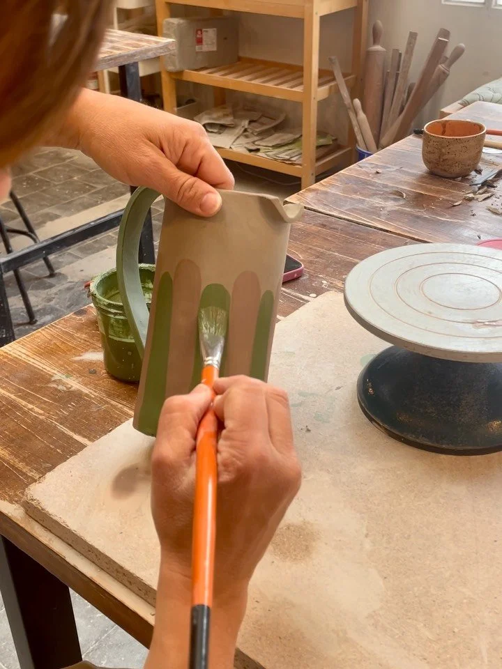 S&aacute;bados de Taller Grupal 🎨, de descarga y nueva carga de hornos 🔥 y de limpieza del taller! 🧹

&Uacute;ltimo trimestre ya de la temporada, &iexcl;parece mentiiiiira! 🫠 Ten&eacute;is todas las fechas de talleres hasta verano en la web!! Gra