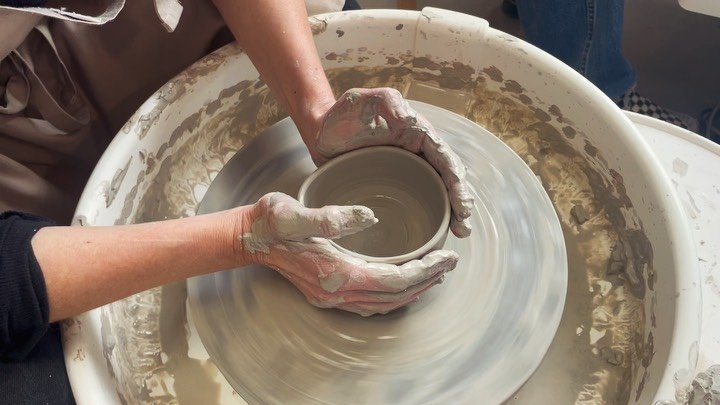 Instant&aacute;neas del taller de Iniciaci&oacute;n al torno de hoy domingo! 💫 Ahora a dejar secar las piezas, a que pasen por el horno y sean esmaltadas, y a recogerlas para disfrutar en casa!! 😊 Gracias a todxs por venir!

#ceramica #arte #tornoa