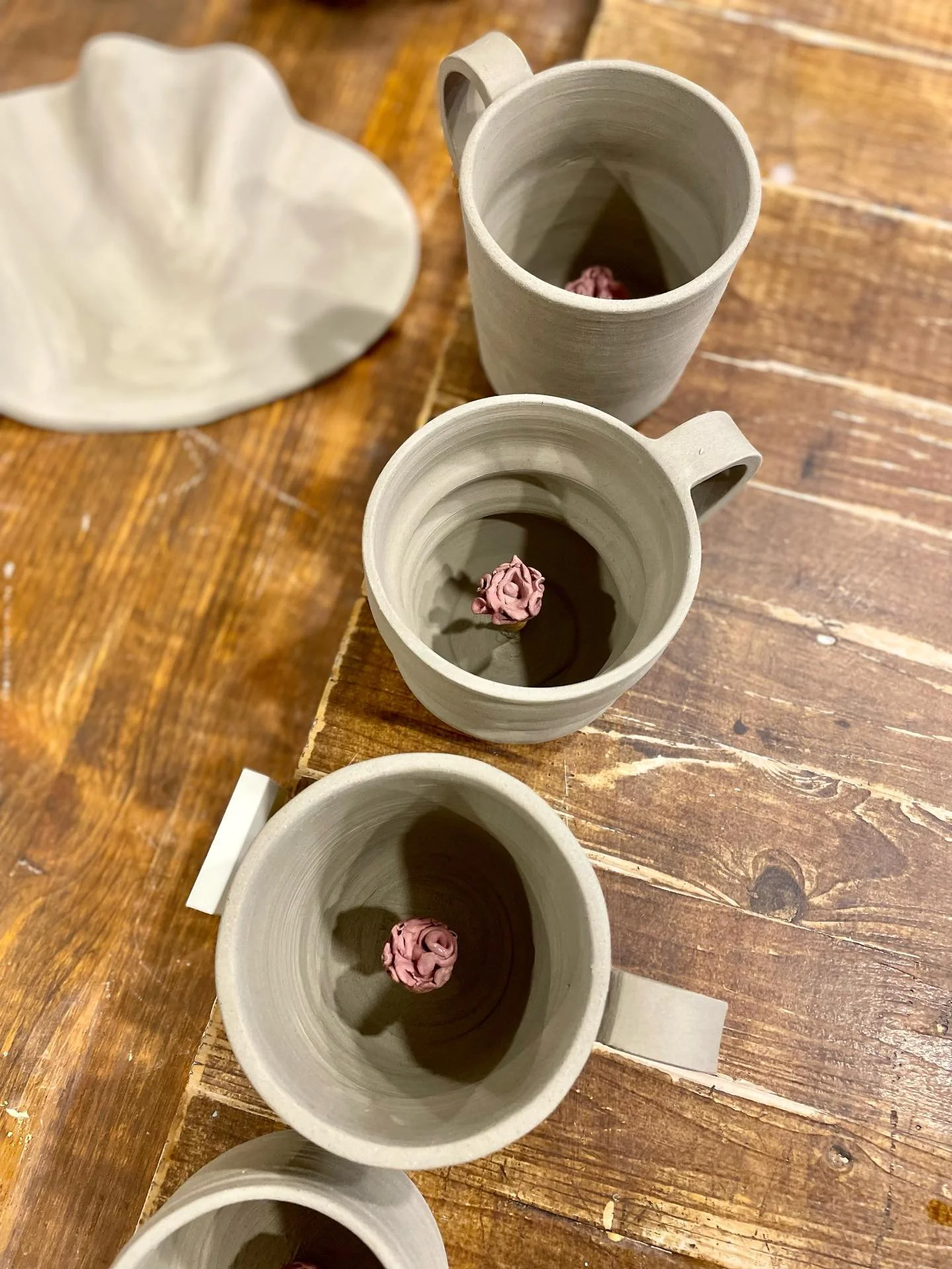 Roses que s&rsquo;amaguen dins d&rsquo;una tassa, com un bell tresor, un detall diferent per celebrar Sant Jordi 🌹😊 
Que mai ens falti a qui escriure, estimar o regalar!✨📖
Feli&ccedil; Diada de Sant Jordi !! ❤️

#ceramica #ceramics #artesania #hec