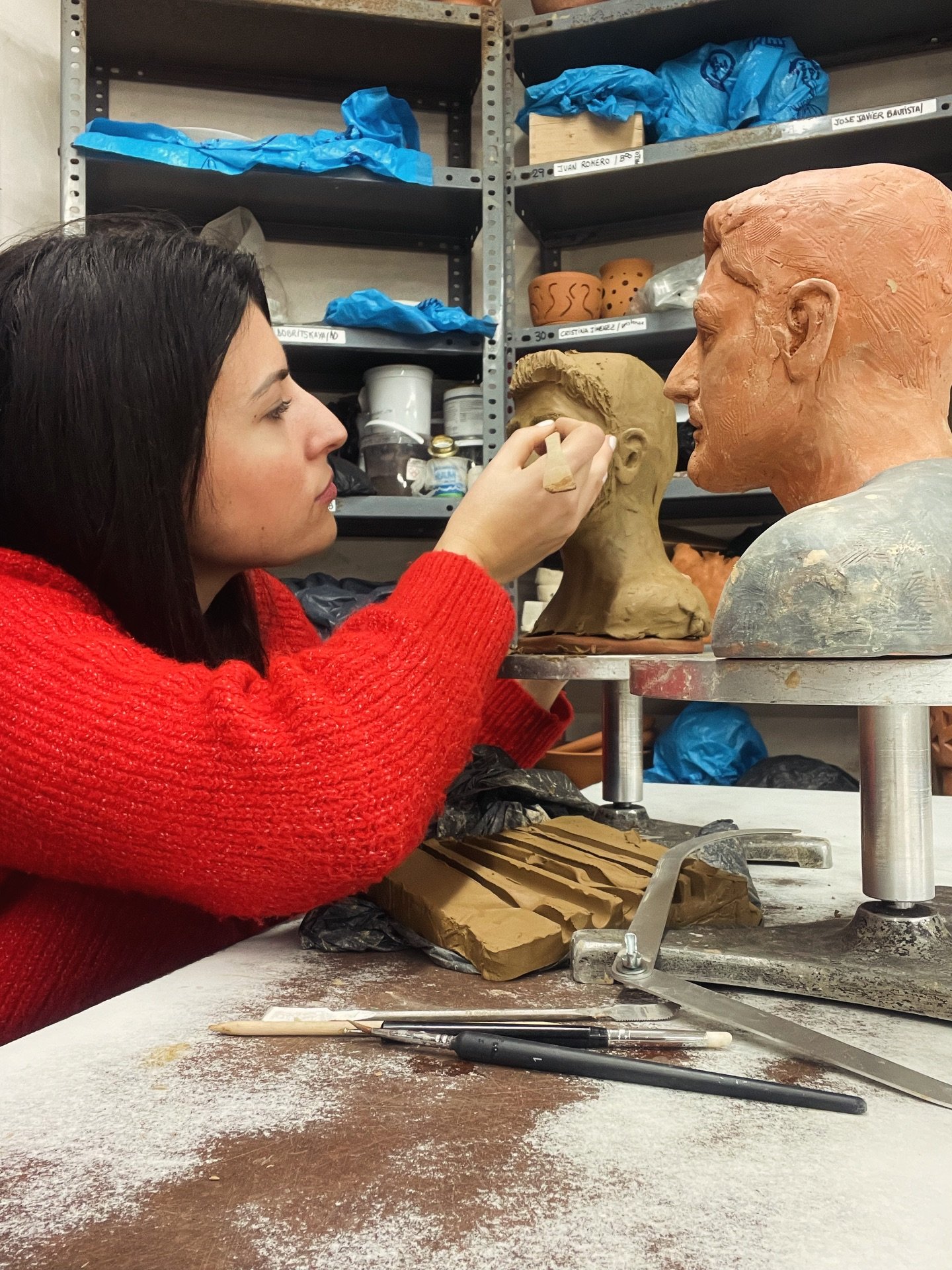 Nunca me canso de aprender&hellip; y qu&eacute; suerte poder hacerlo&hellip; Aqu&iacute;, disfruto&hellip;🙏🏻🤍

Gracias Elena @_iranzo_ por tus ense&ntilde;anzas y a @ceramicaforma por tener siempre a los mejores✨

#agradecida #barro #ceramica #miv