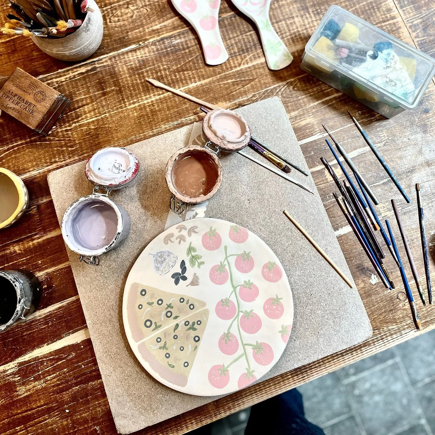 Este fin de semana acudi&oacute; una pareja al taller y se hicieron dos platos de pizza🍕 En el momento de pintar el plato uno/a se pregunta qu&eacute; echarle a la pizza, a m&iacute; tomate🍅 , mozzarella🧀 , or&eacute;gano🌿 , olivas🫒 , champi&nti