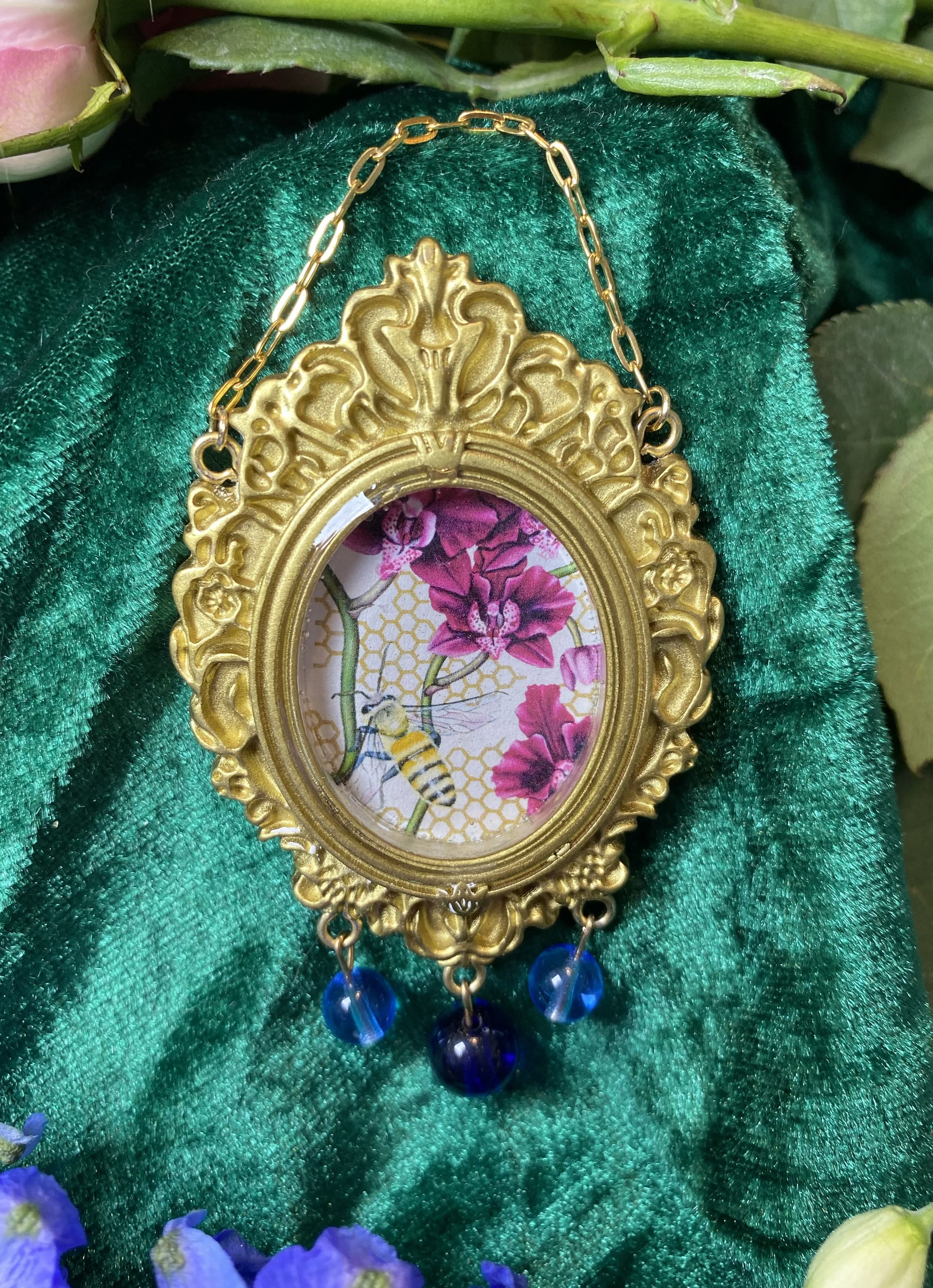 Quiet Hum Wall Jewel