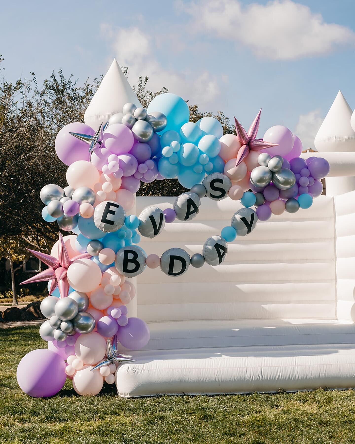 EVA&rsquo;S ERA ✨ Nothing kills our vibe in the event industry quite like a surprise downpour of a day! 🌧️🫠 Pretending we&rsquo;re in sunny San Diego at Eva&rsquo;s Era Birthday Party. 💜 The friendship bracelet balloons are our favorite touch for 