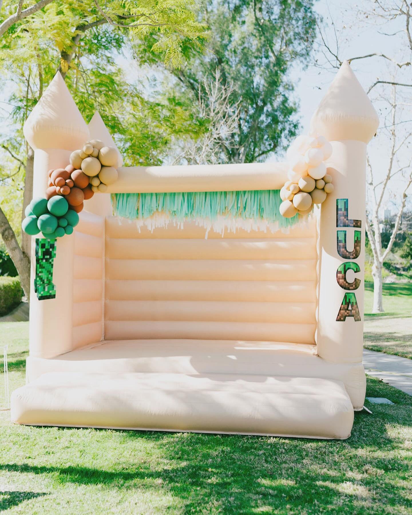 MINECRAFT: Level 6 💚👾🎮

Recreate this Minecraft party using our Sand Castle Taupe Bounce House, Fringe Rentals, and Jordan Kids Table!

Design, backdrops, balloons, table set up @rentbohobabes
Balloon styling @stunningballoons
Marquee letters @alp