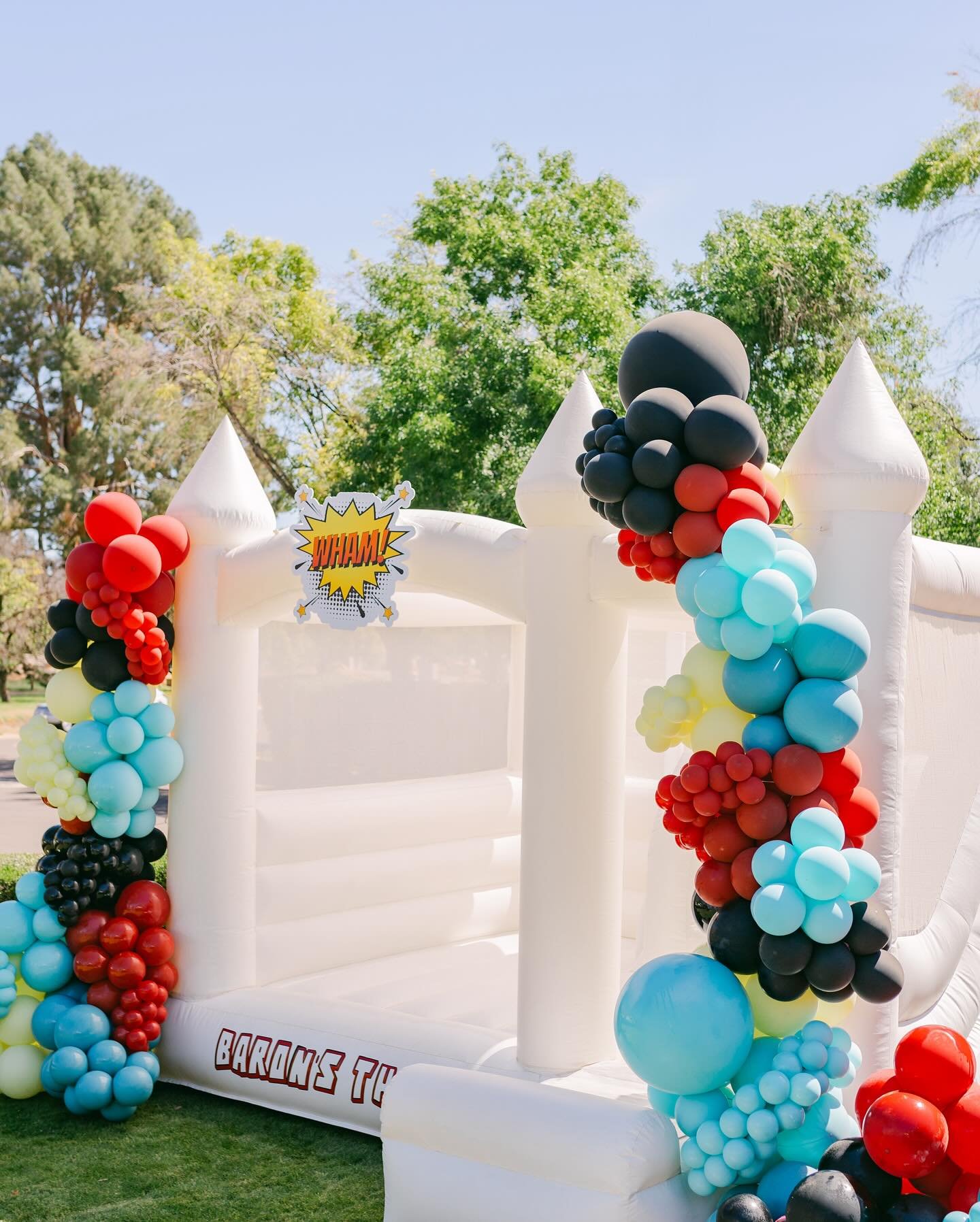 CALLING ALL SUPERHEROES 💥an epic party for a super cool three year old with the most amazing vendor team! ⚡️

Design and Coordination: @createandinflateevents
Balloons: @createandinflateevents
Fabrication: @nobledizzigns 
Vinyl, Cape customization, 