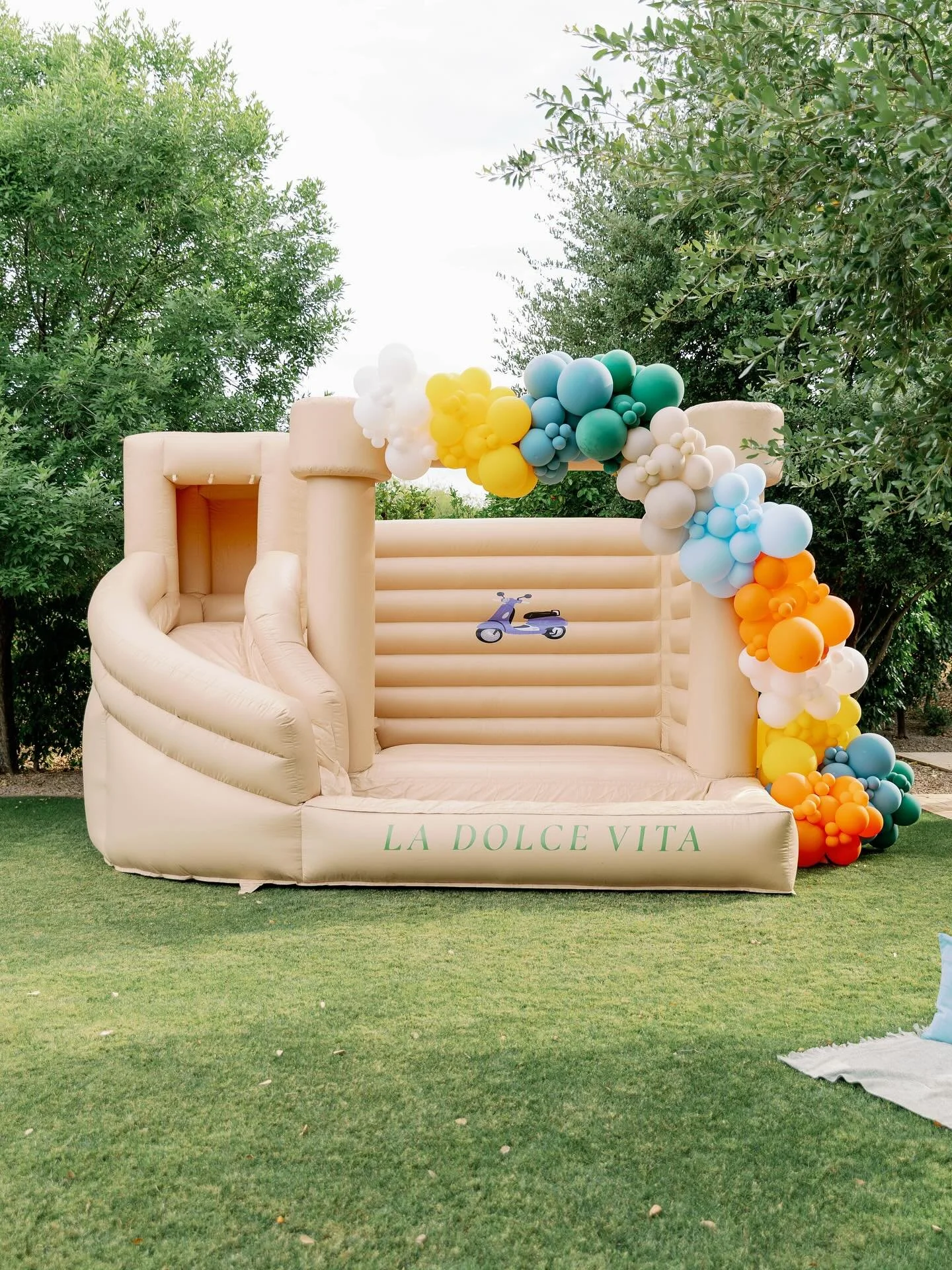 CIAO BELLA 🍋 Bringing Italian Summer to the valley with this stunning party by the incredibly talented @partiesonpurpose crew 🛵💛🛶🇮🇹 featuring our Camelback Bouncer &amp; Ball Pit Combo