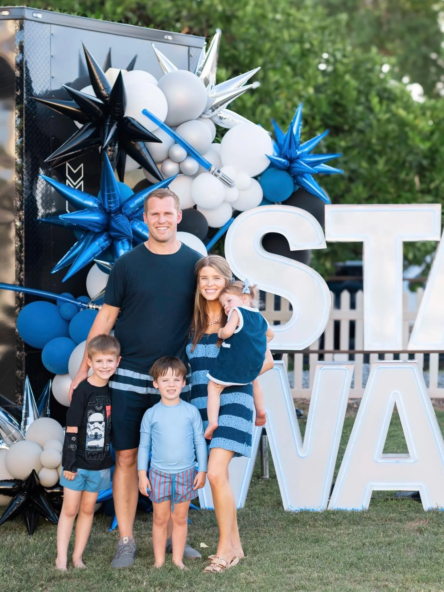 STAR WARS: Revenge of the Sixth ✨ boy themes never excite me quite like an adorable girl theme, but this Star Wars party was SO MUCH FUN for my Star Wars obsessed six year old! 🖤 Featuring our Yeti - Waterslide Obstacle Course, @hoopphoenix basketba