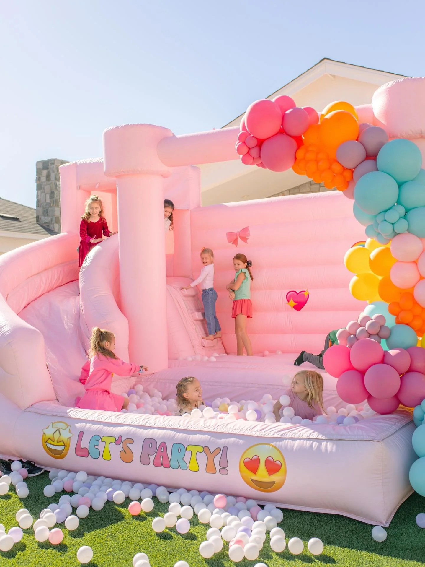 🤩 EMOJI PARTY 😍 looking for an iconic party theme?! Look no further! This emoji themed birthday bash was full of color, fun, and happiness! 🎀💖😜

Rentals featured: Sutton Bounce House &amp; Ball Pit and Midi Soft Play Set filled with all the colo