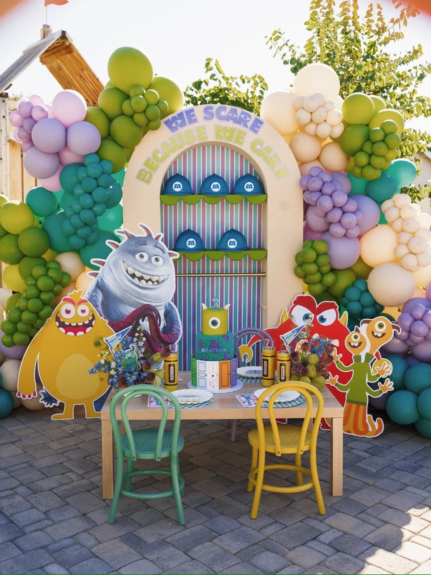 MONSTER&rsquo;S INC 💚💜&nbsp;We scare because we care. 👁️

Grayson&rsquo;s Little Monsters birthday party was straight out of Monstropolis, colorful balloons, monster friends, and a setup that made the whole backyard feel like the Monsters Inc. fac