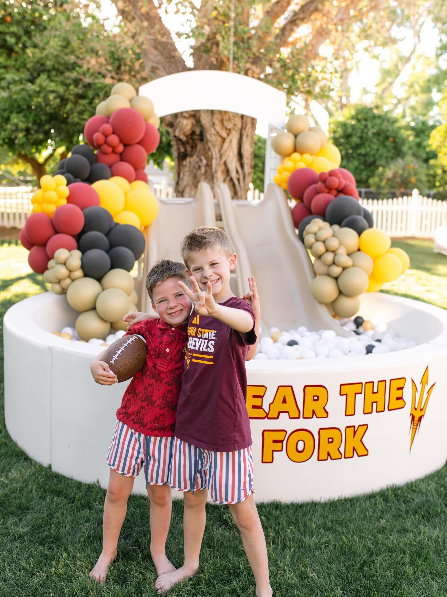 FEAR THE FORK 🔱 our little sun devil requested an ASU themed party with his flag football team, so we did just that! 🏈💛❤️ full of hot dogs, @hoopphoenix and a heat wave!!!

Rentals Featured:
🏈 9ft White Ball Pit with the Double Beige Slide
🏈 The