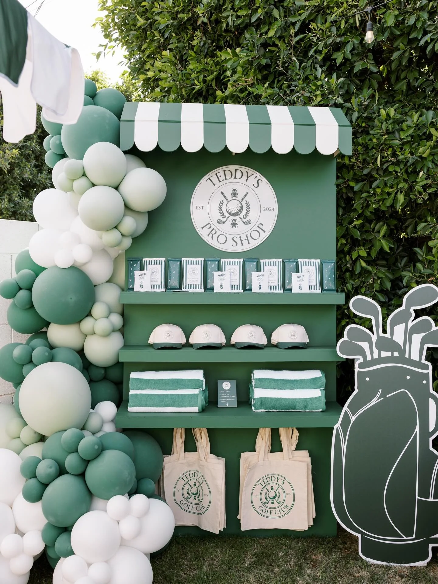 Teddy&rsquo;s Golf Club ⛳️ Can anyone hook us up with membership deets for the coolest golf club in town?! @somethingdarlingevents threw an un-fore-gettable party for her little golfer&rsquo;s 2nd birthday party 💚🤍

Design &amp; Planning: @somethin