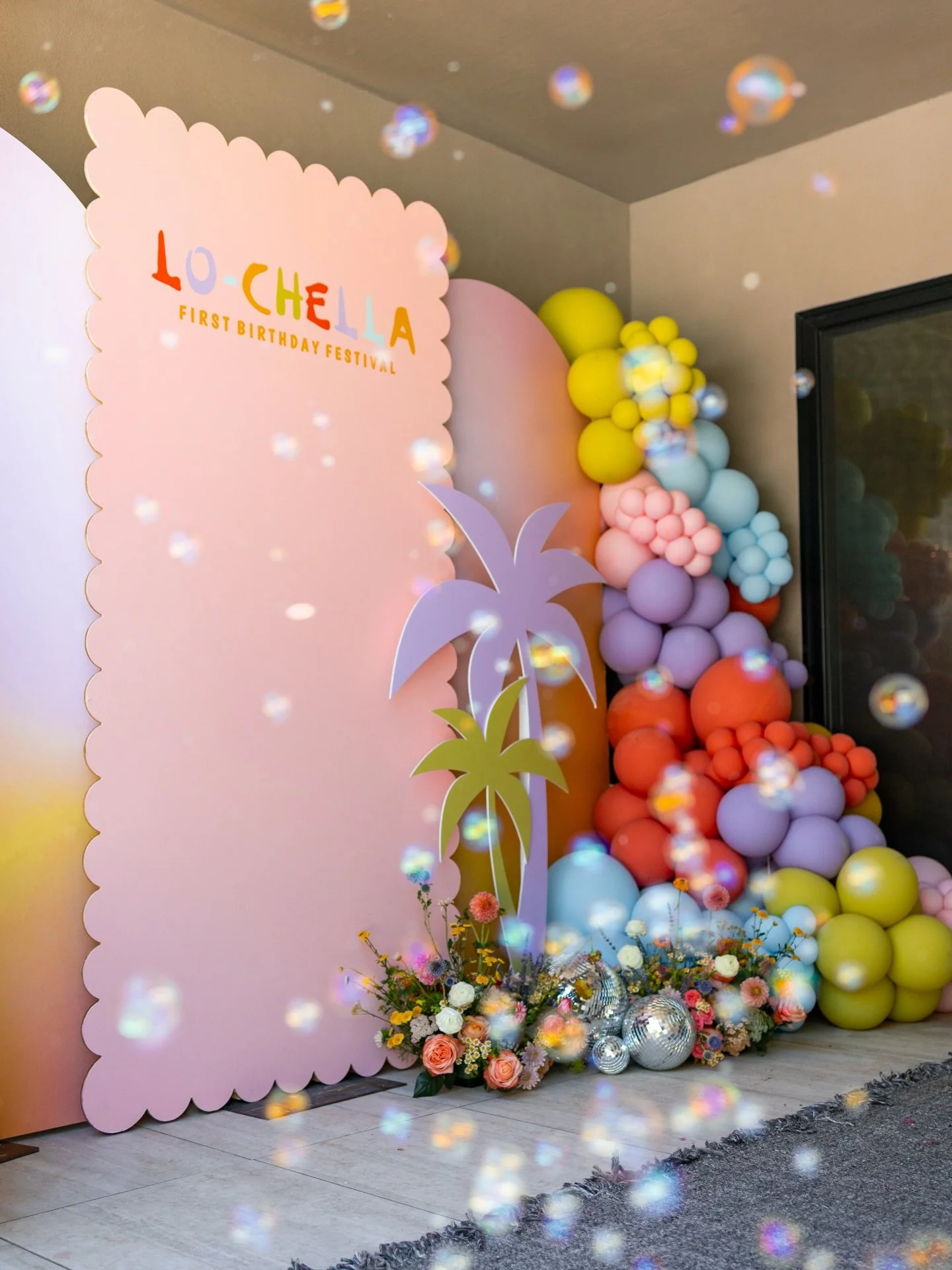 Coachella weekend 1&hellip; but make it ONE 🎡✨

@createandinflateevents brought the festival vibes to this first birthday and honestly&hellip; we&rsquo;re not over it. 

From the colorful balloon installs to the cutest kids table setup, every detail