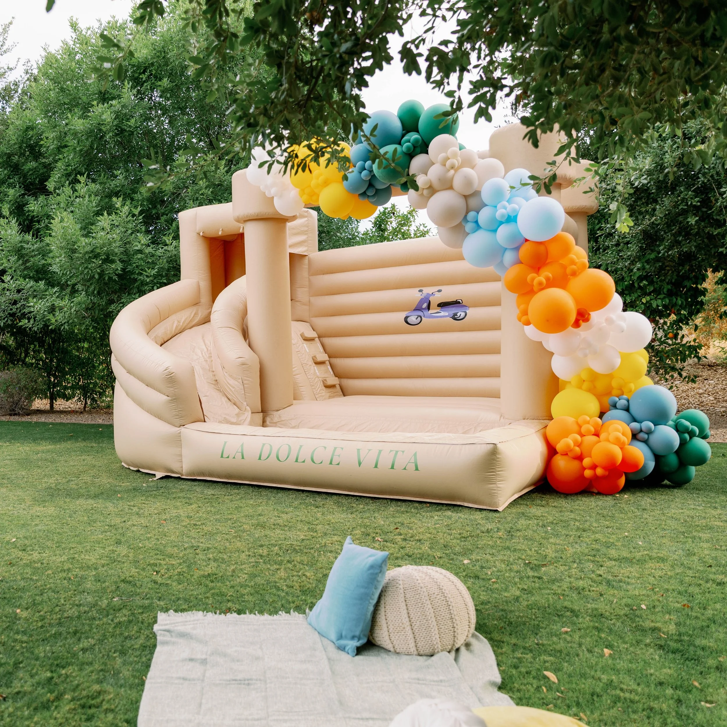 When in Rome&hellip; bounce 🤌🍋 This Italian Summer party was tutto perfetto and we are absolutely living for it 🛵🛶💛

Massive love to the magical @partiesonpurpose team for bringing La Dolce Vita to the valley 🇮🇹 

Rentals: Camelback Bouncer &a