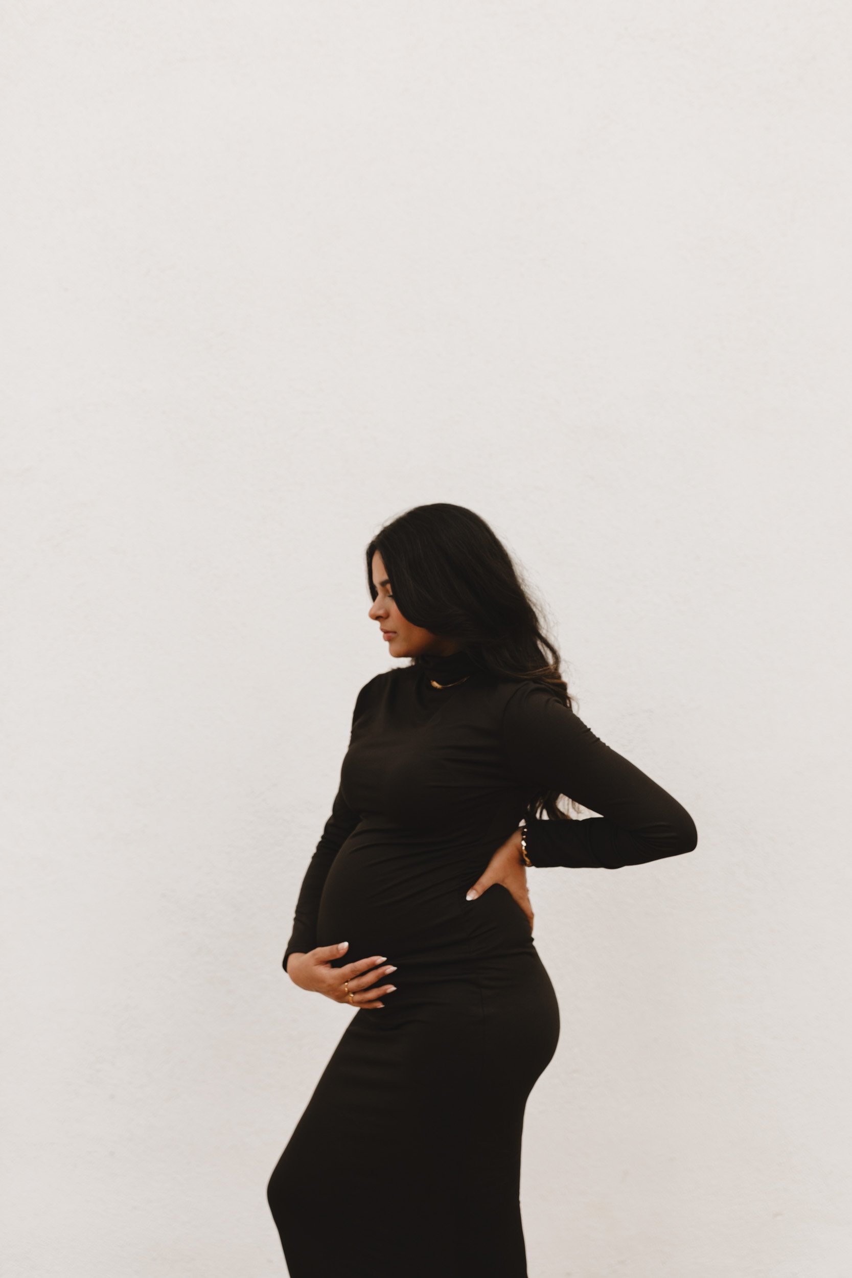 neutral-minimalistic-maternity-shoot-30.jpg