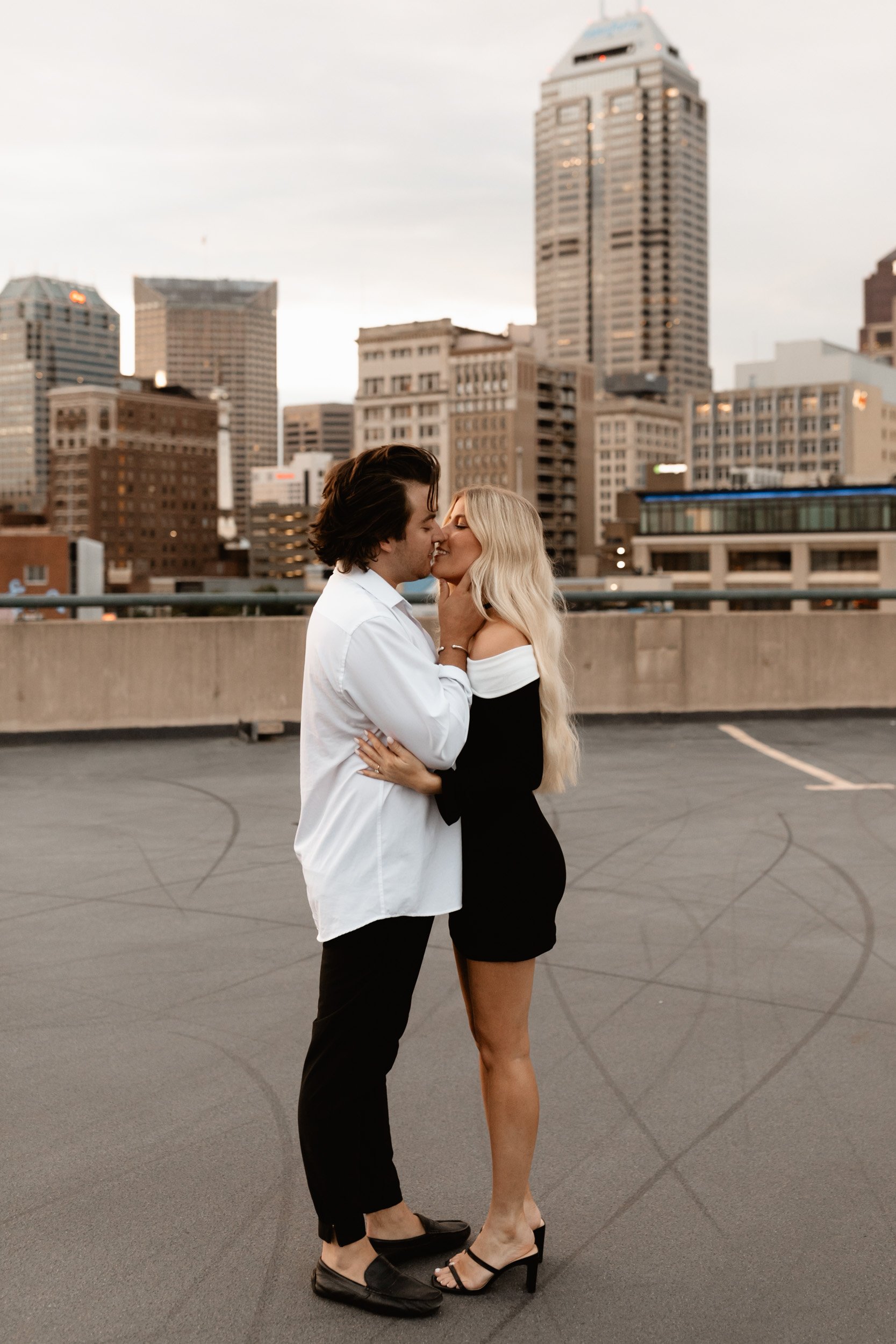 downtown-indianapolis-engagement-shoot-25.jpg