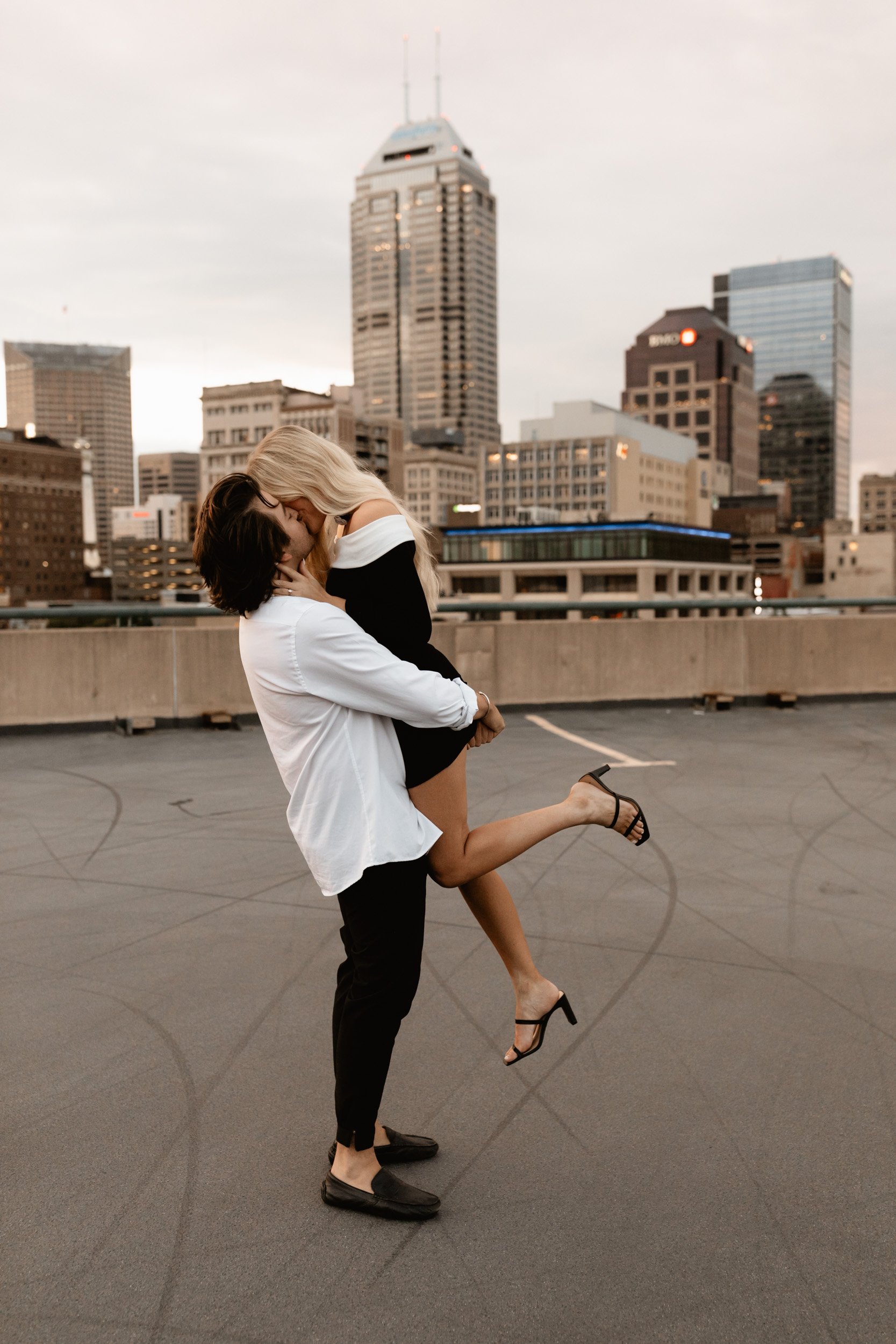 downtown-indianapolis-engagement-shoot-27.jpg