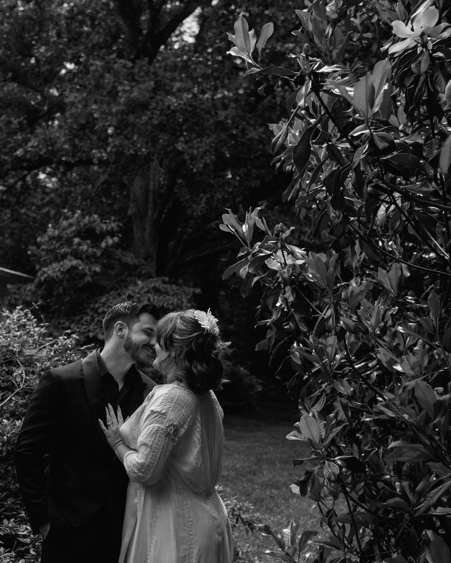 How is it already the last week of April? Anywho, here are a few more of these two cool cats in some of my favorite black and white frames. Getting to take a step back and capture this day with a mix of documentary and candid was so lovely ❤️&zwj;🔥
