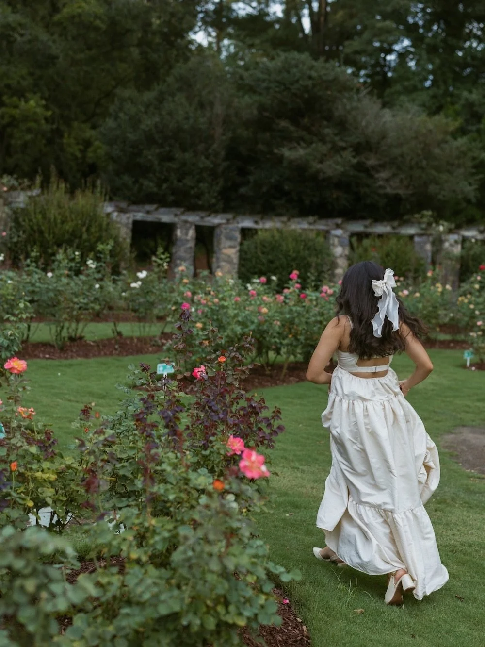 Wild and free in the rose garden on our anniversary 💌 After not getting the opportunity to cut the cake at their wedding, Isa and Bryan wanted to have their moment on their anniversary and it was such a fun way to celebrate one year together! 

#ral
