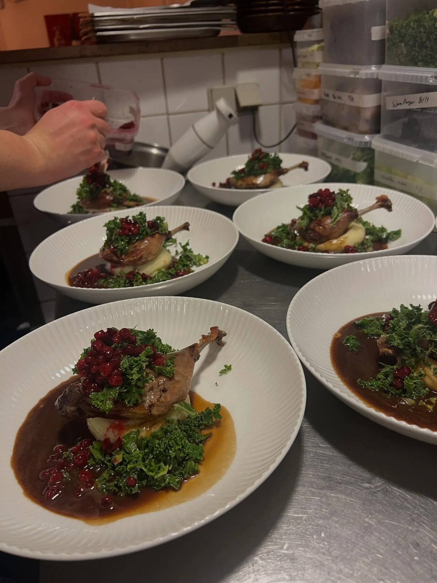 Vi serverer and i store m&aelig;ngder i disse dage, men vi er lige s&aring; vilde med det som i er🔥 #confitdecanard #bistroteket #bistroteketranders #restaurant #restaurantiranders #spisranders #mitranders #visitranders #visitoestjylland #vihardethe