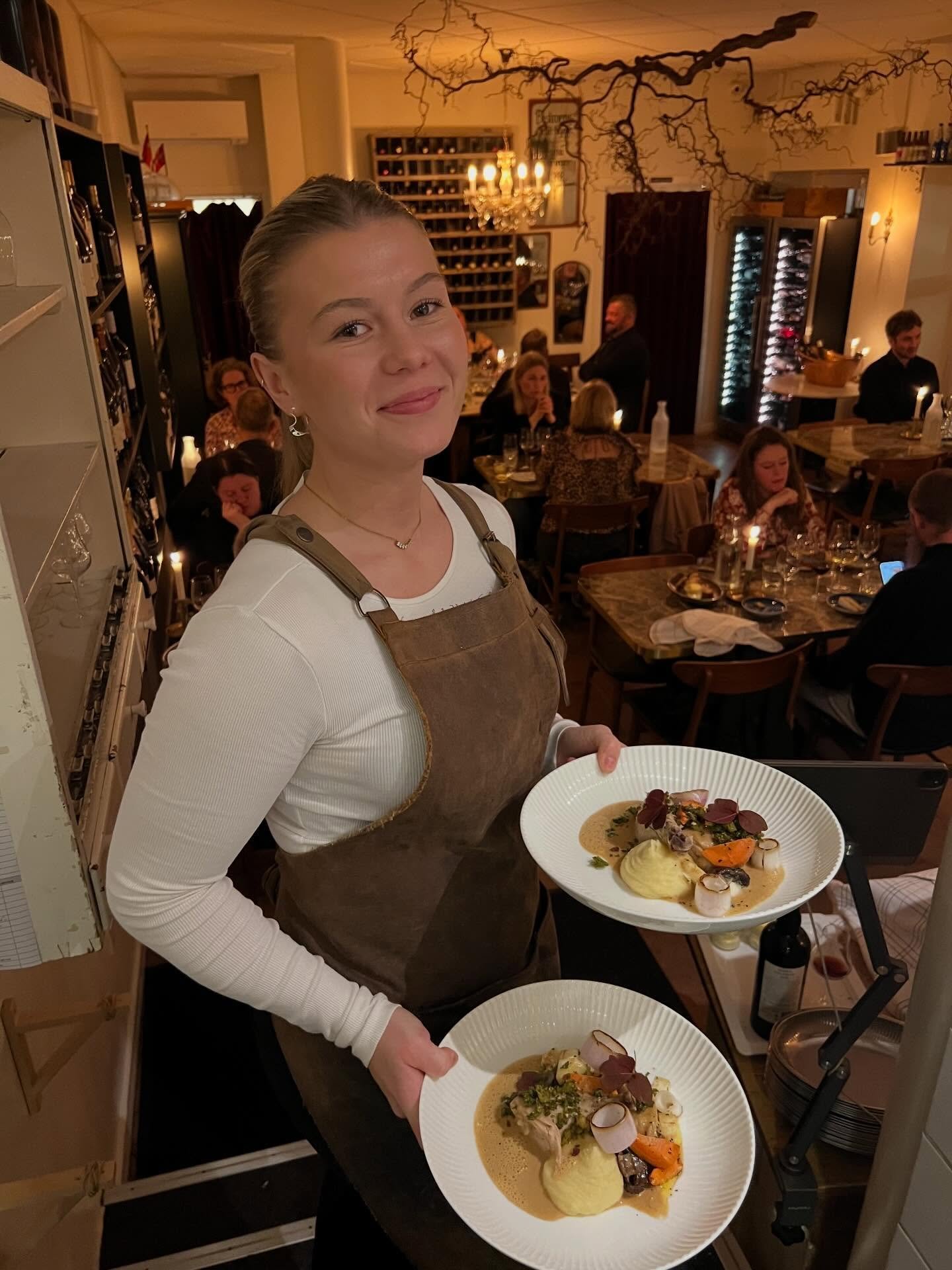 Der er flere nye ansigter i Rosengade, og Johanne er et af dem✨ Har du ikke m&oslash;dt hende endnu kan du godt gl&aelig;de dig- der er garanti for store smil og god service🔥#bistroteket #bistroteketranders