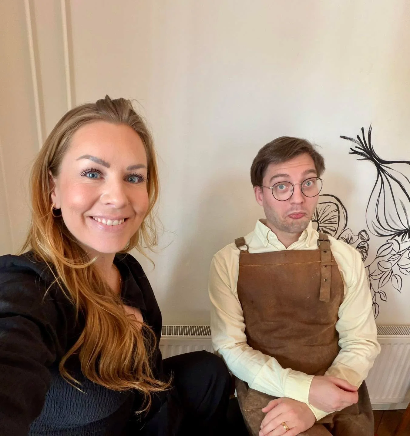 Kom og fejr p&aring;ske med os i aften, vi har stadig lidt ledige borde 🐣

Ring p&aring; 8897 2737 eller book p&aring; vores hjemmeside 🍾

Ps. Vi lover, at Peter har sat h&aring;r, n&aring;r I kommer 😎