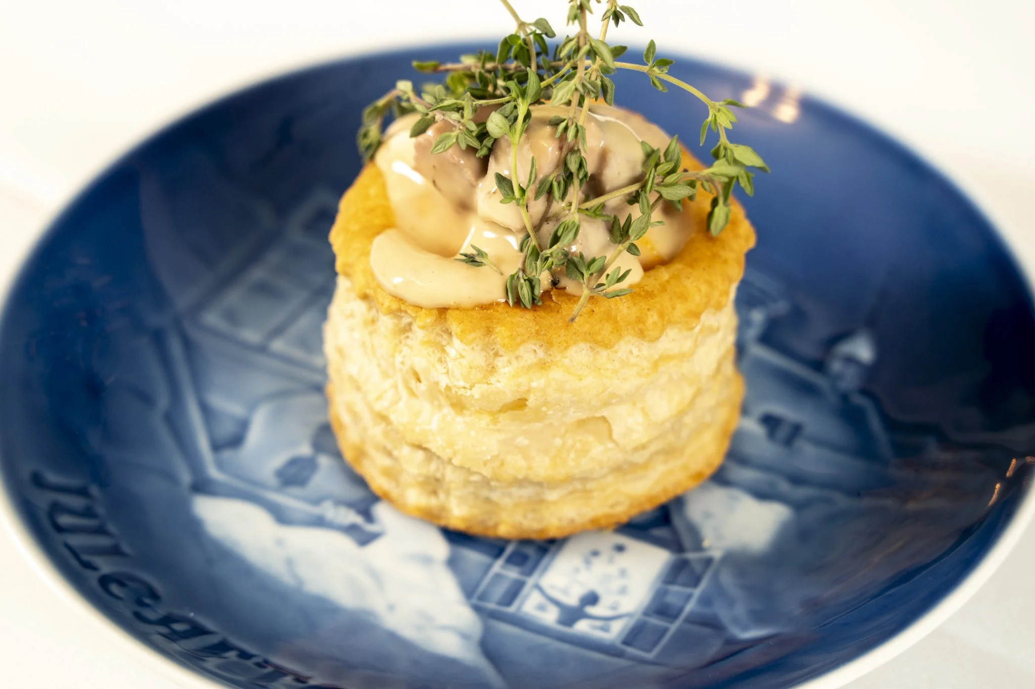Mellemretten:
Vol au vent med lokal vildtskudt fasan fra Clausholm slot.