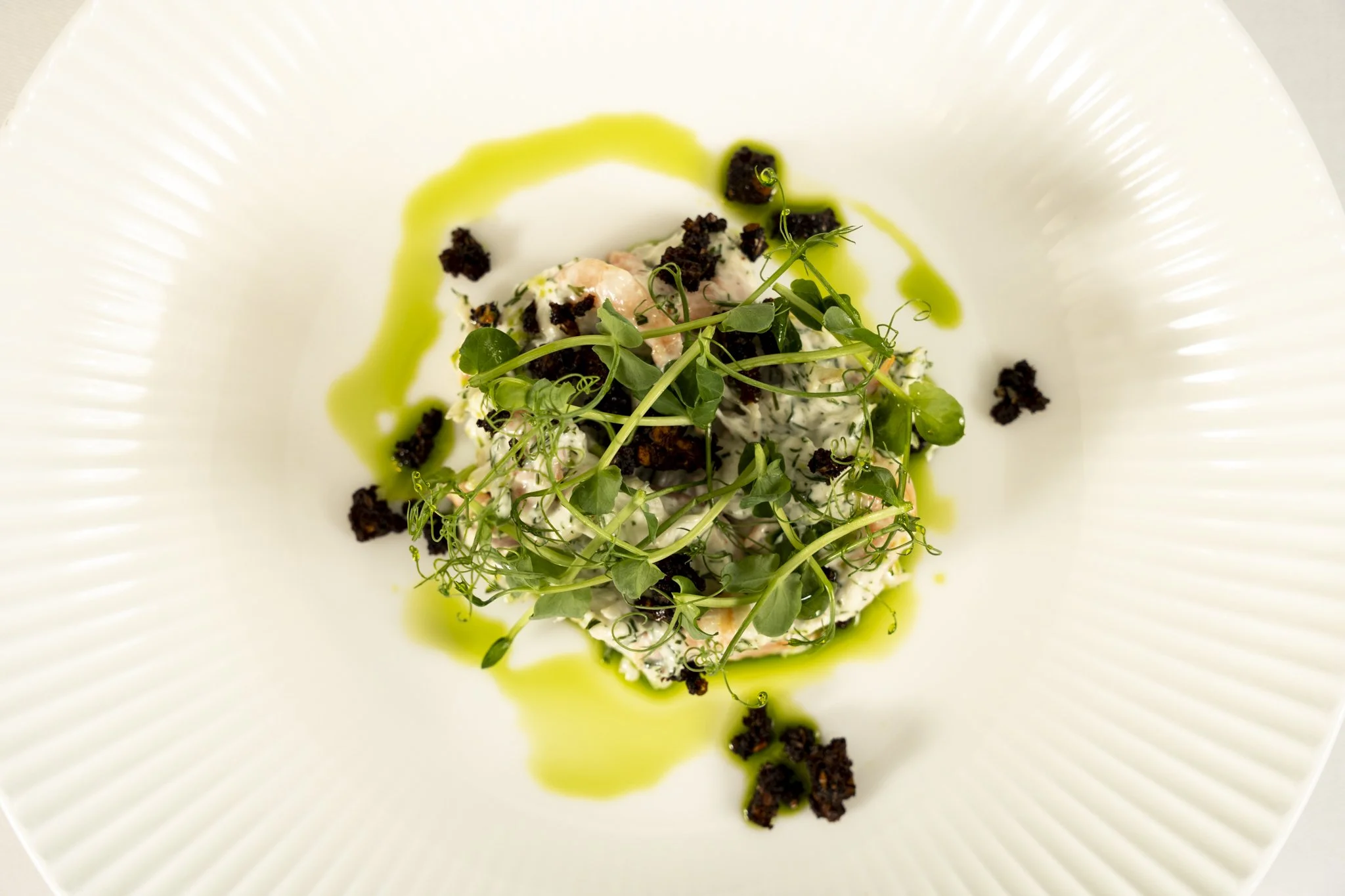 Forretten:
“Skagen-salat” med hvid fisk og skaldyr, urteolie og maltknas.