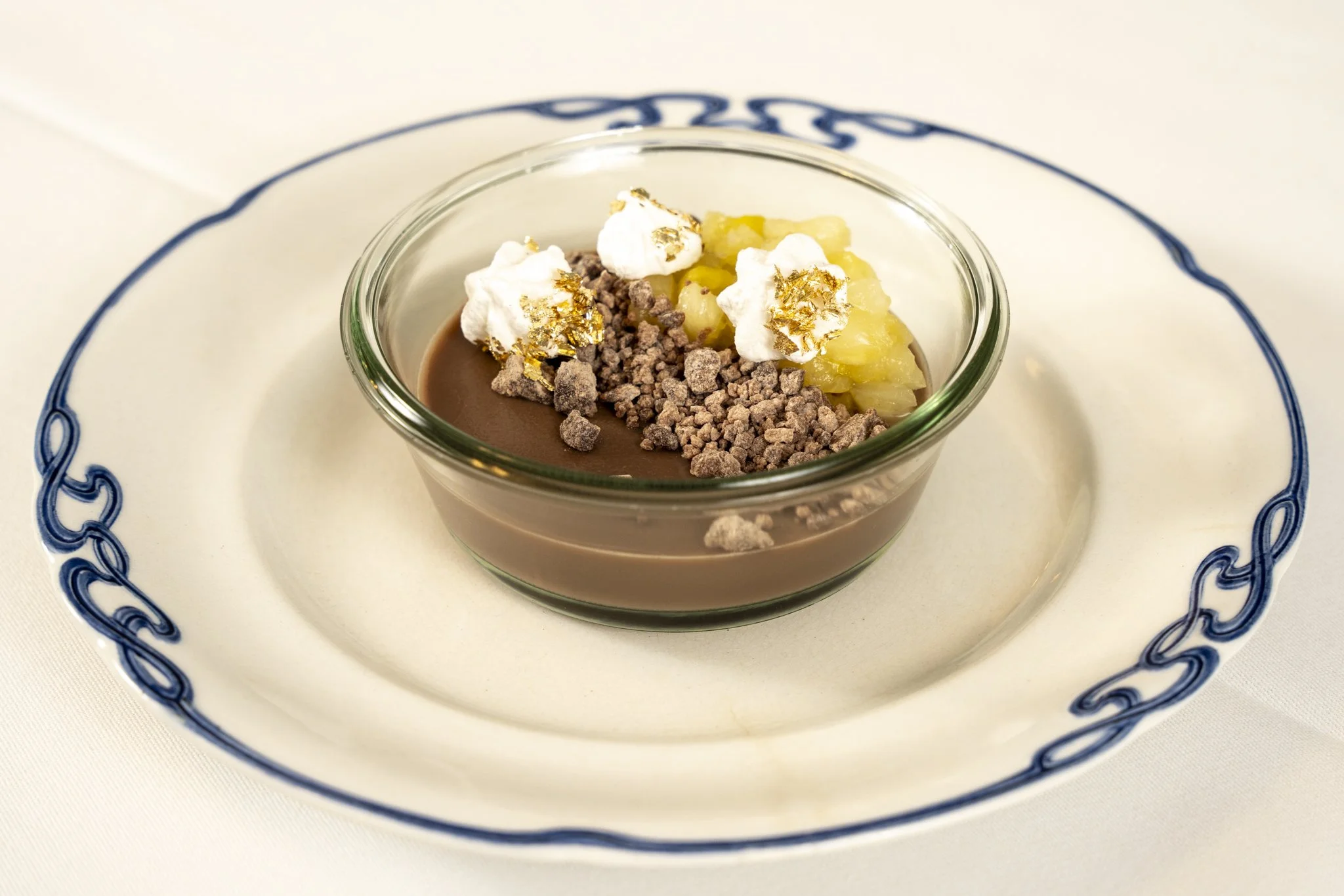 Desserten:
Bistrotekets nytårsdessert med mørk chokolade bavarois, ananas, karamelliseret chokolade-knas og gyldne kys