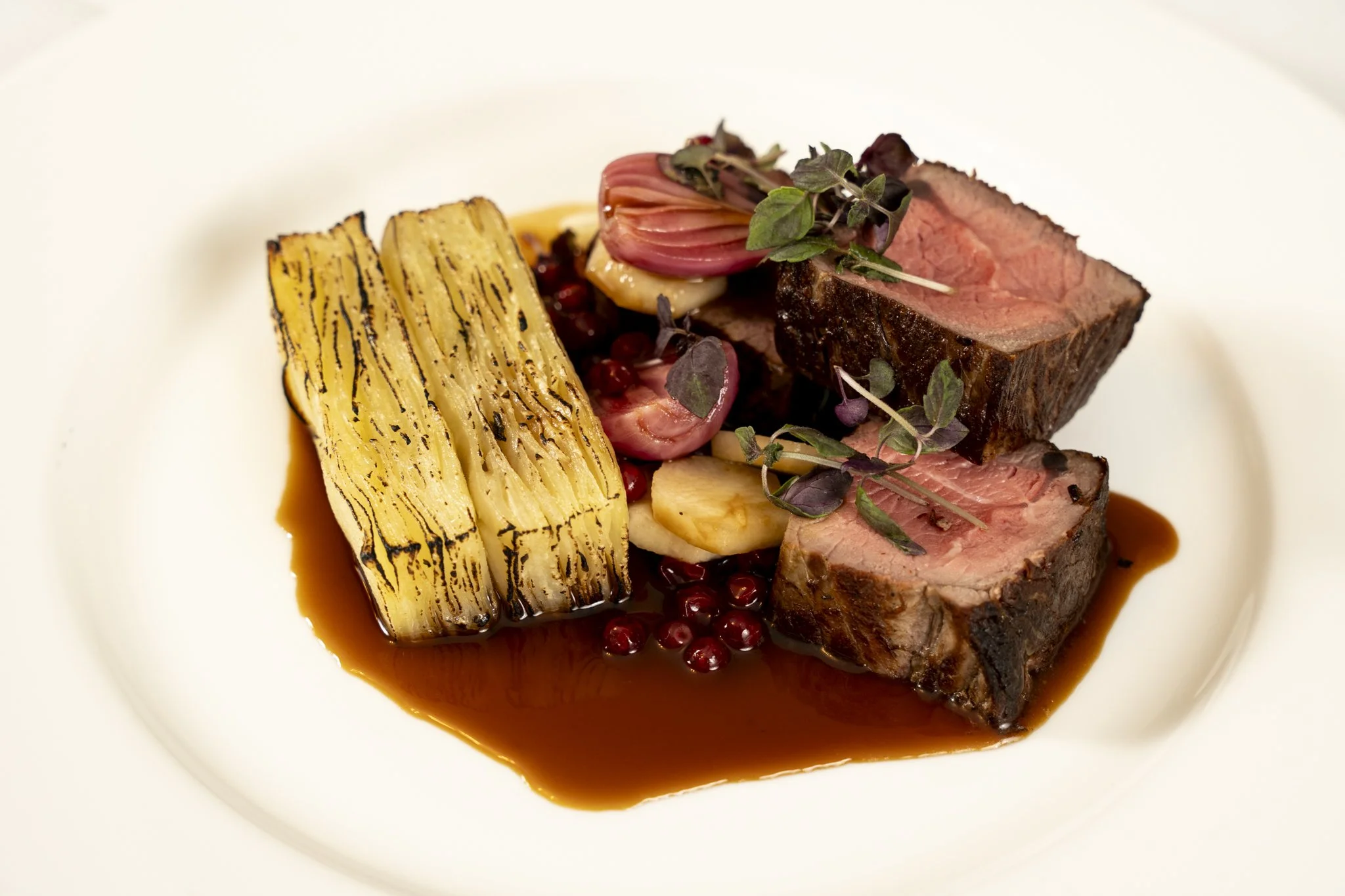 Hovedretten:
Sashi-okse med Pommes Anna, samt sauce bordelaise og tyttebær.