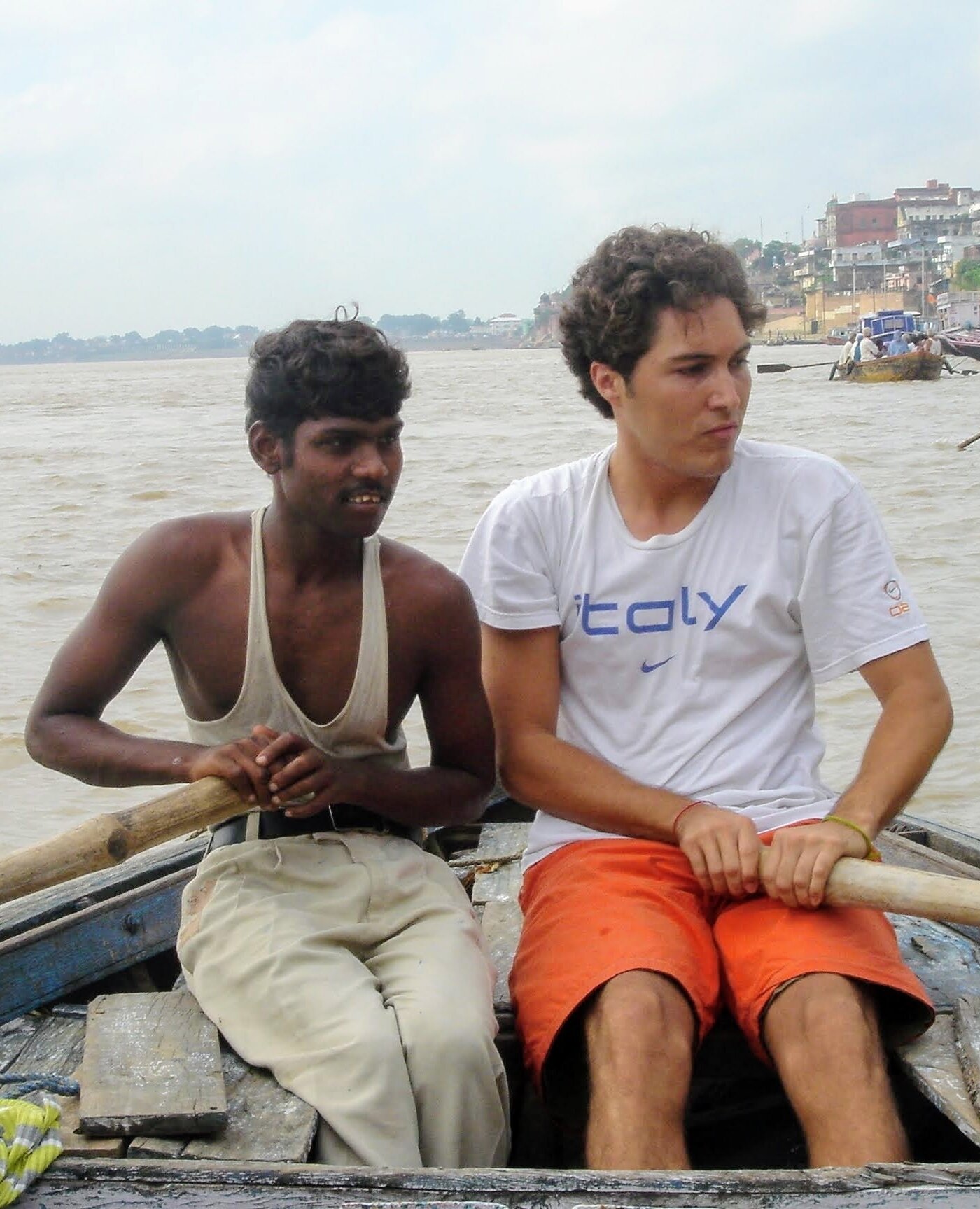Sometimes we row so hard, imprinting a lot of effort, that the oar breaks. 🚣&zwj;♂️⁠
⁠
Years ago, my girlfriend (now my wife) and I traveled to India for almost a month after our MBA Summer internship. ⁠
⁠
One stop we had to make was to go to Shiva'