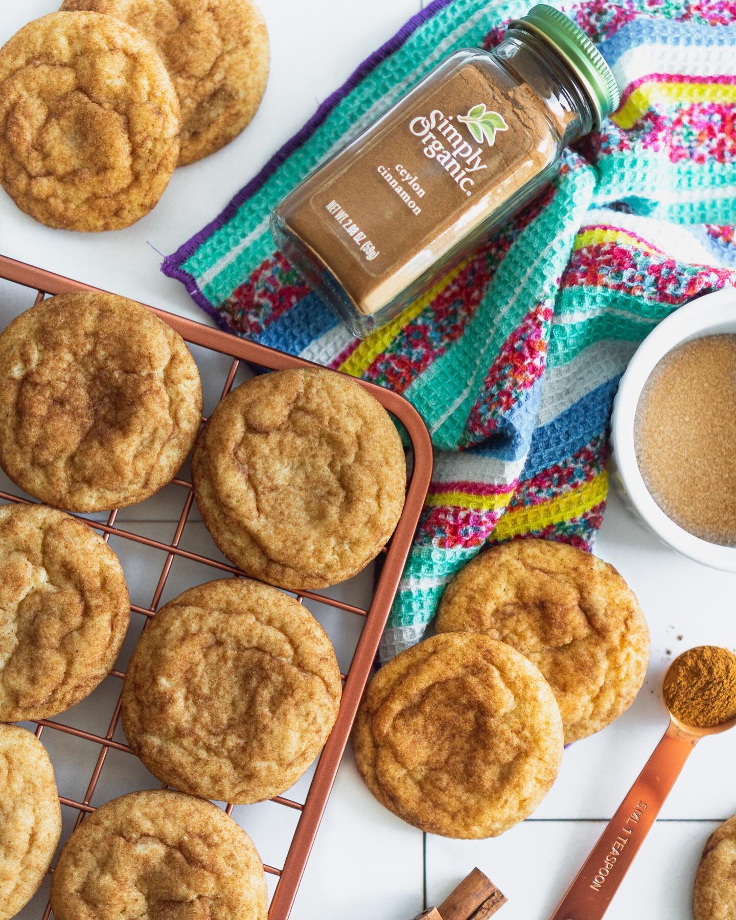 This is my first recipe of 2021 and I decided to keep things reaaaalllll simple with an easy, but oh-so-comforting snickerdoodle. Buttery, with a soft center and edges that are chewy and crispy, these cookies are a classic for a reason. Link in bio! 