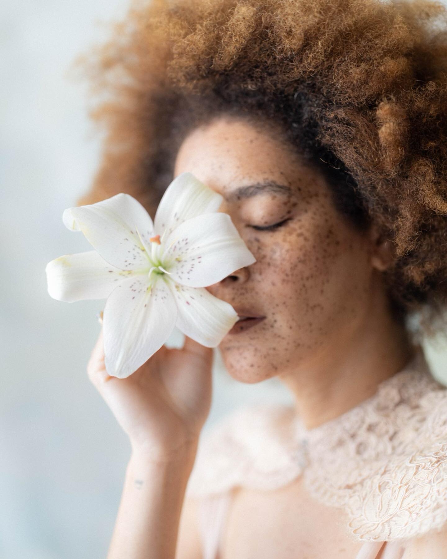 Repeat after me: I deserve to be soft, to be open, to have my flower watered. 
The morning of this shoot with @elizabethmessina, I felt like my flame had been extinguished. I was sore in my chest. Hips tight. Something within me that needed to die di