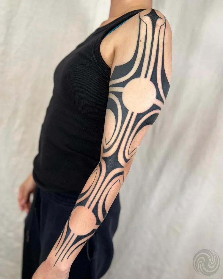 Tác phẩm blackwork tay áo mảng đậm trên cánh tay