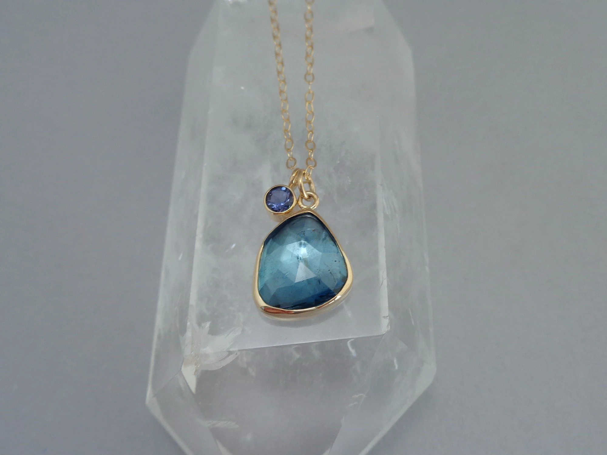 blue topaz in gold pendant x.jpg